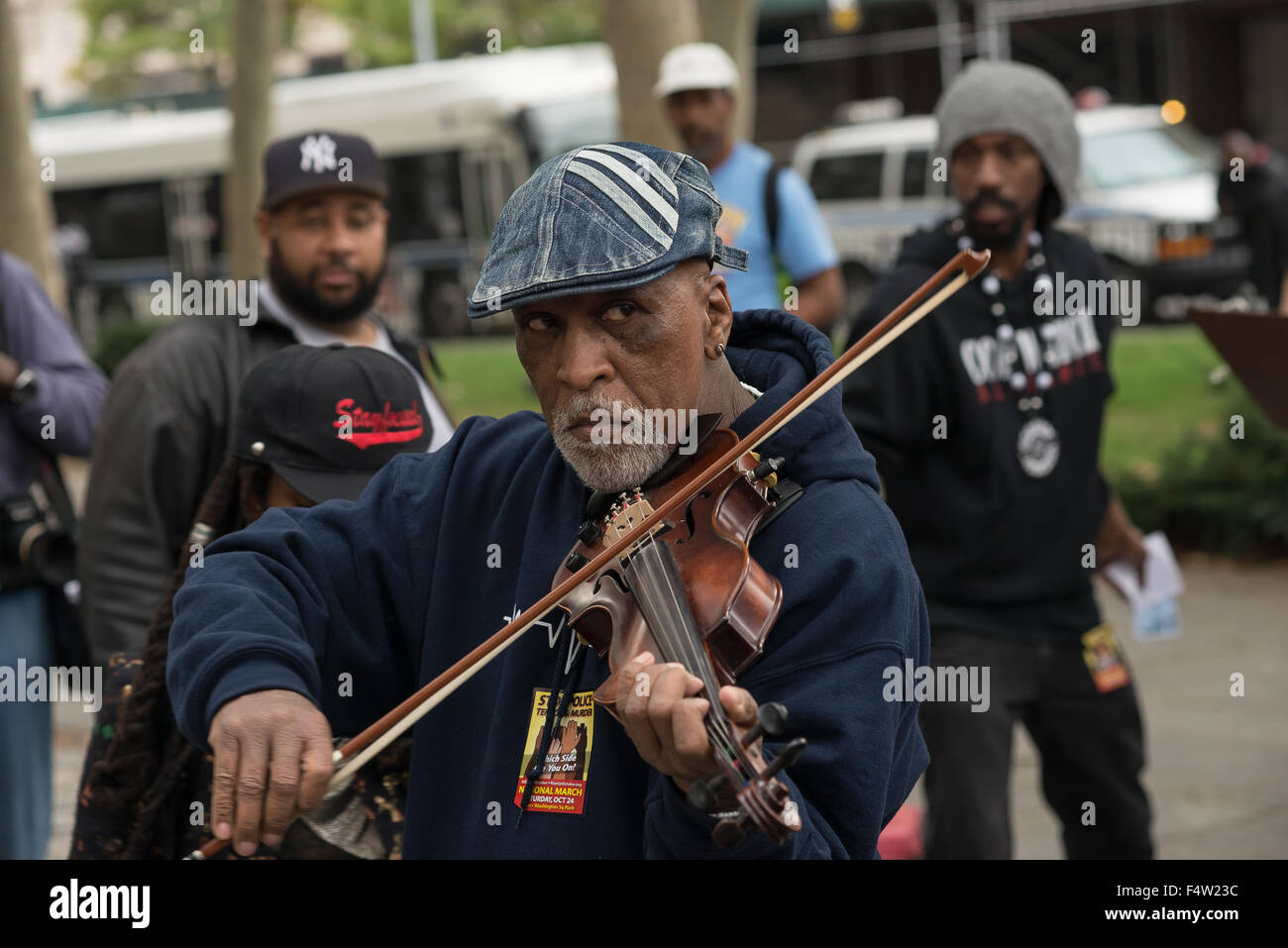 Brookyn, Vereinigte Staaten von Amerika. 22. Oktober 2015. Ein Musiker spielt eine Geige als Bestandteil einer Blues-basierten Perforrmace. Demonstranten versammelten sich in Cadman Plaza in der Innenstadt von Brooklyn und marschierten zu Barclays Center zum protest gegen Polizeigewalt als Bestandteil einer bundesweiten Serie von Protesten. Bildnachweis: Albin Lohr-Jones/Pacific Press/Alamy Live-Nachrichten Stockfoto