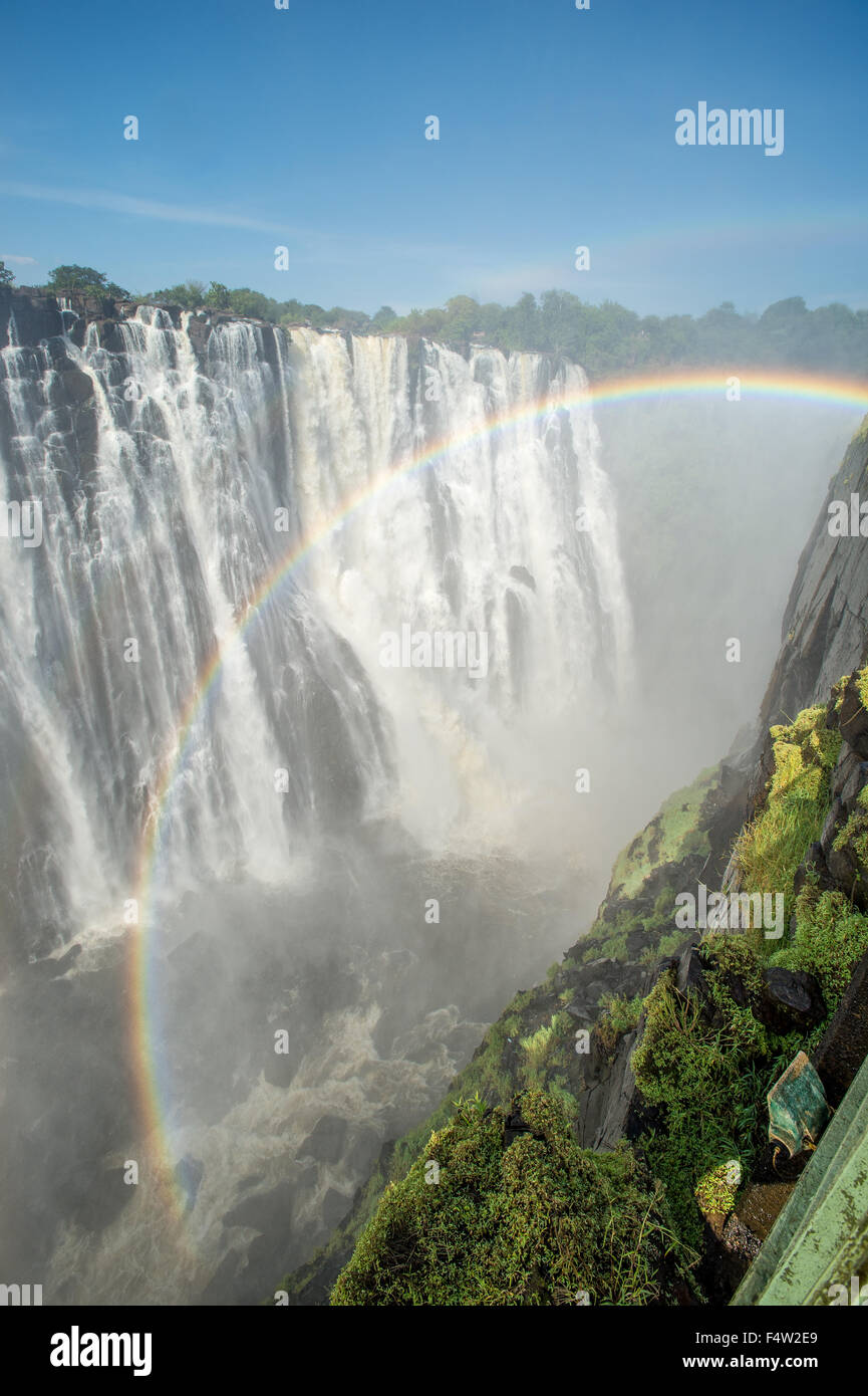 LIVINGSTONE, Sambia - Victoria Falls Wasserfall mit Regenbogen Stockfoto