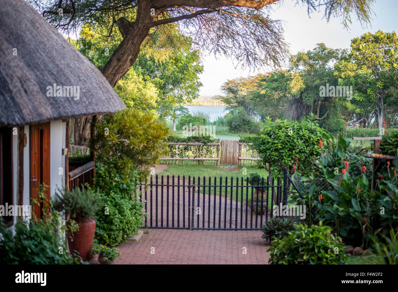 Kasane, Botsuana - Blick auf den Chobe Fluss mit Strohdach-Hütte und üppiger vegetation Stockfoto