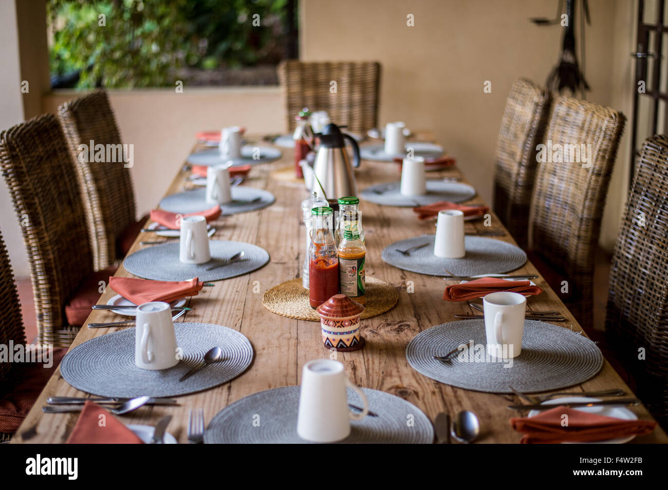 Kasane, Botsuana - großen Esstisch eingerichtet mit Kaffeetassen Stockfoto