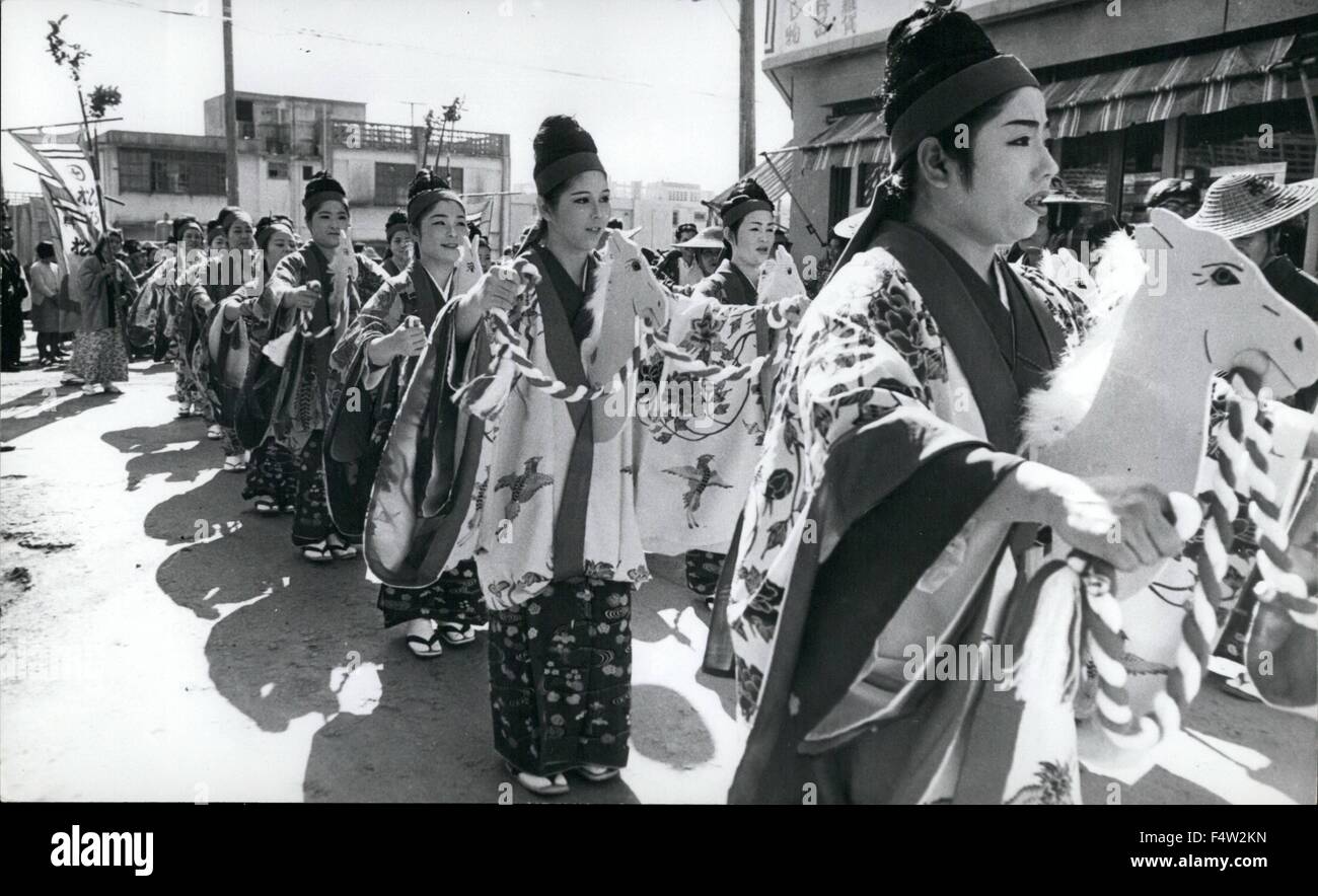 1968 - Okinawa '' Hostessen '' feiern Prostituierte Tag der Freiheit; Einige hundert Nachtclub '' Hostessen '' das Schwulenviertel Shuri Okinawa parade, obwohl die Straßen der Stadt, die eines Tages der Freiheit zu feiern Prostituierte die Bordell-Besitzer in den alten Tagen gewährt. Vor Jahren Mädchen wurden an die Rotlicht-Häuser der Stadt '' Play'' verkauft aber wurden nicht erlaubt, mit Ausnahme eines Tages nur jedes Jahr am ersten Tag des Frühlings ausgehen. An diesem Tag die Prostituierten zog ihre besten Kimonos ein vorgeführt durch die Stadt spielen '' Samisens'', Reitpferde '' Hobby'' lassen Sie ihre Eltern sehen, dass die Stockfoto