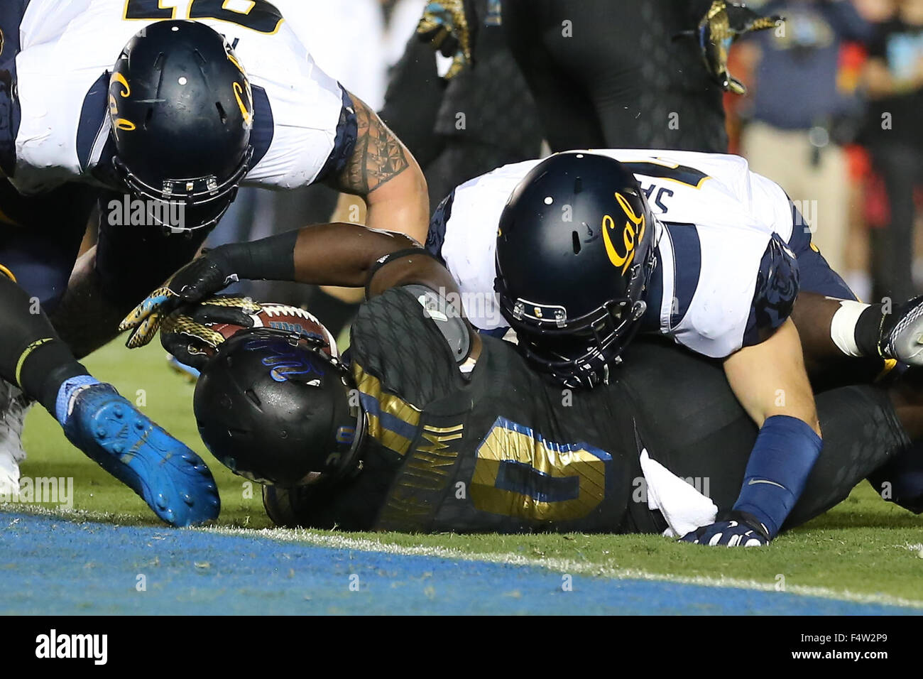 Pasadena, CA. 22. Oktober 2015. UCLA Bruins Runningback Bolu Olorunfunmi #20 erreicht mit dem Ball für die Endzone im Spiel zwischen den Cal Bears und die UCLA Bruins und der Rose Bowl in Pasadena, CA. Fotograf: Peter Joneleit/Cal Sport Media/Alamy Live News Stockfoto