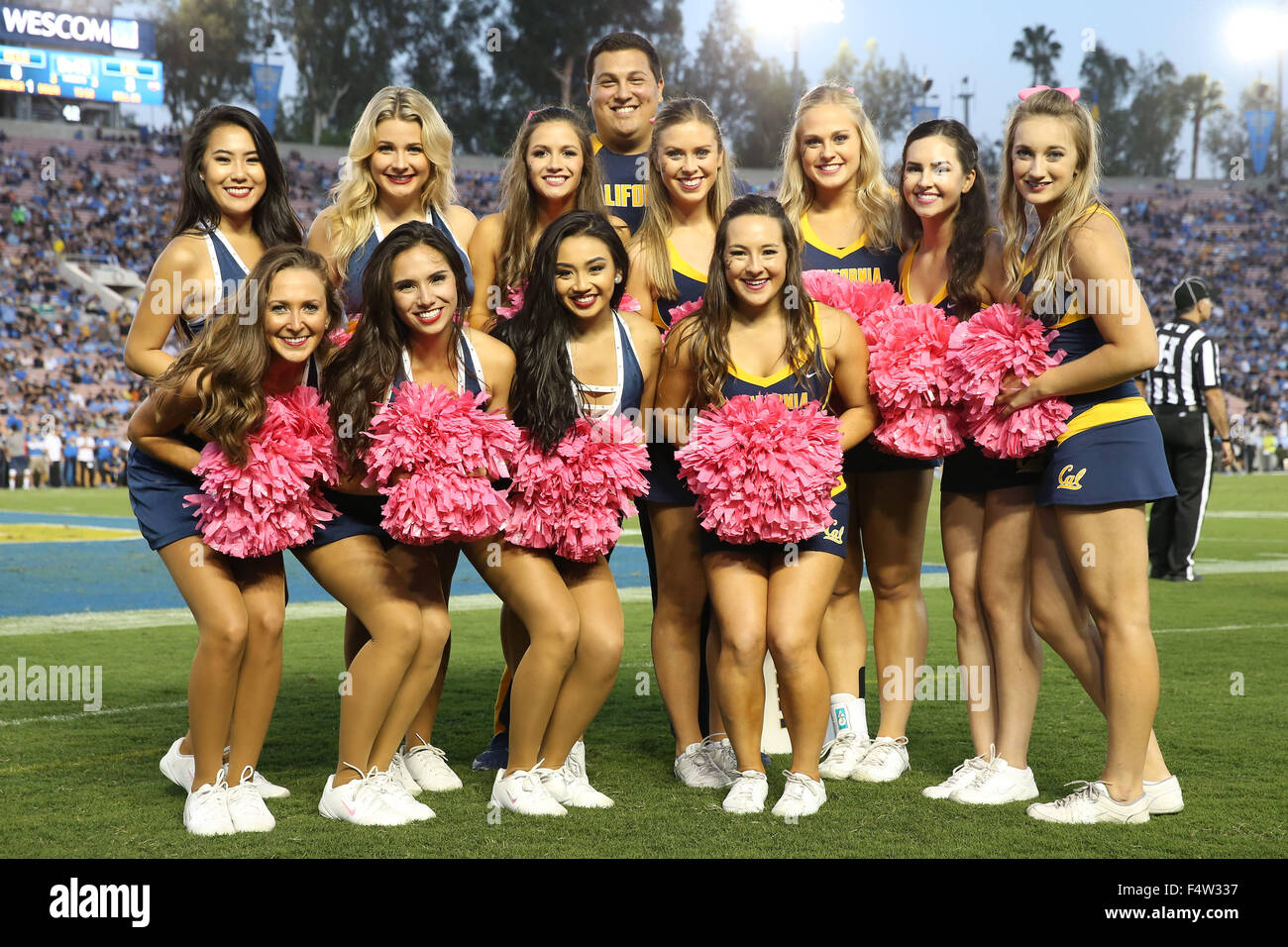 Pasadena, CA. 22. Oktober 2015. Die Cal jubelt Trupps Pose für ein Mannschaftsfoto im Spiel zwischen den Cal Bears und die UCLA Bruins und der Rose Bowl in Pasadena, CA. Fotograf: Peter Joneleit/Cal Sport Media/Alamy Live News Stockfoto