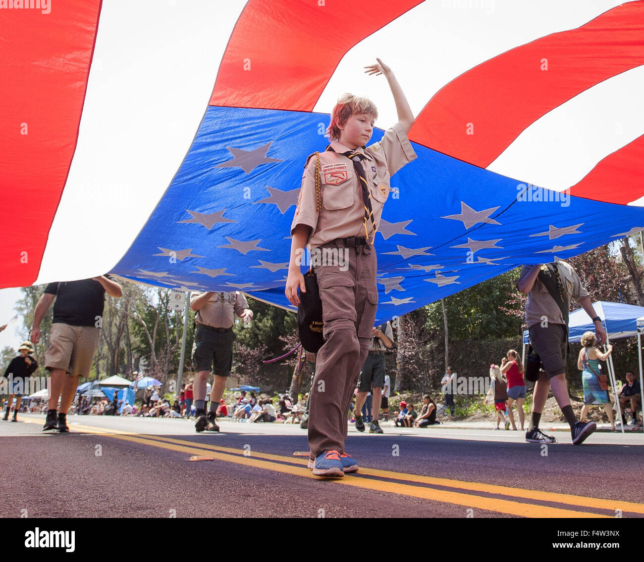 Lake Forest, Kalifornien, USA. 4. Juli 2015. Die amerikanische Flagge Funktionen 50 weiße fünf fünfzackige Sterne Vertreter jedes Staates zusammen mit 13 roten und weißen Balken oder Streifen, eine für jeden der ursprünglichen 13 Kolonien, erscheint in einer Vielzahl von Möglichkeiten landesweit als auch international. Traditionell auf eine Fahnenstange erhoben sowie drapiert auf der Vorderseite eines Gebäudes oder in den Fenstern der Häuser und Geschäfte, die US-Flagge auch in der Art von Kleidung, Hüte, Schuhe, Bumperstickers, Zeichnungen, Flecken und in den Händen von vielen während der Independence Day oder andere patriotischen Veranstaltungen finden Sie in Stockfoto