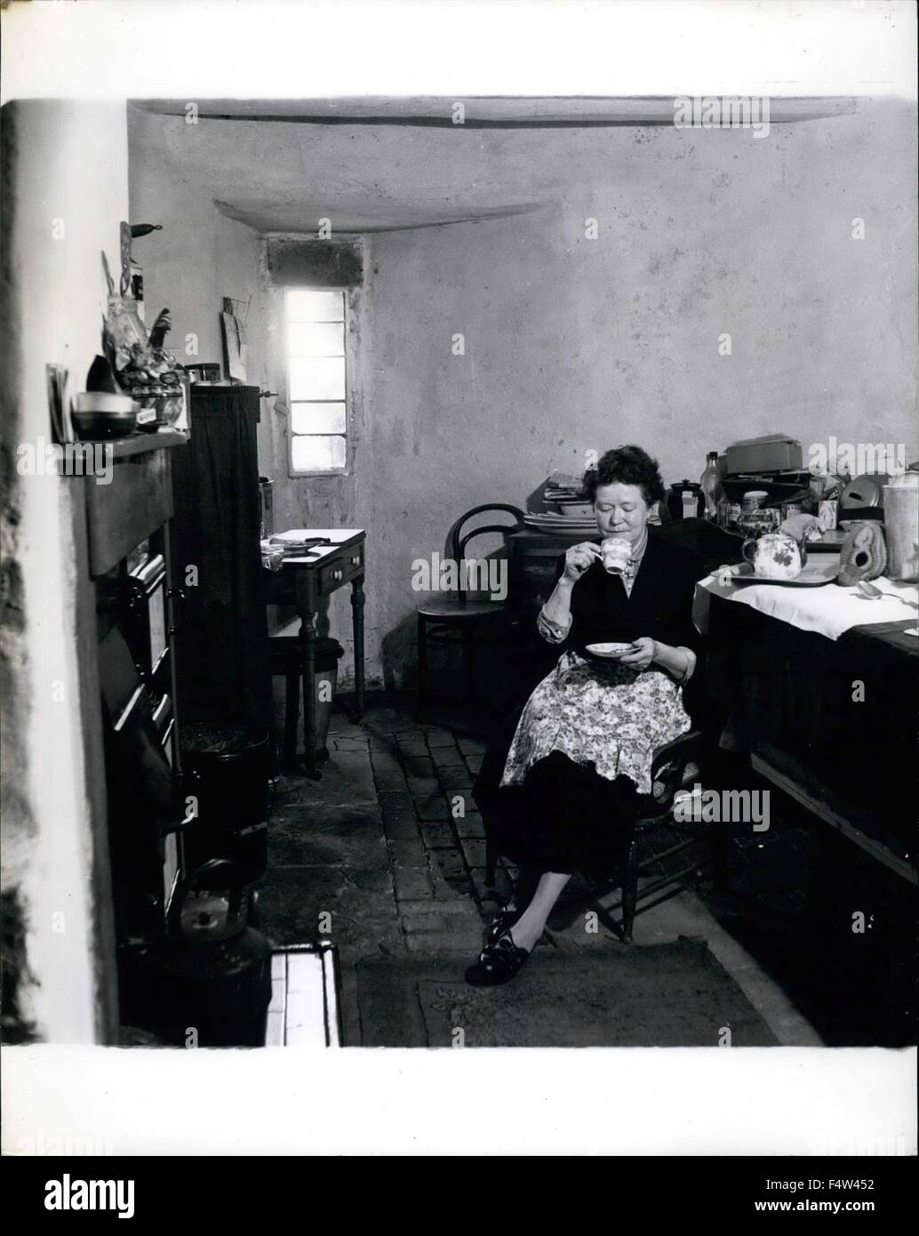 1962 - sie lebt In einem Schloss für 10 Schilling pro Woche. Frau Jones genießt eine Tasse Tee in ihrem Wohnzimmer in einem der Türme. Licht kommt aus einem verglasten über einmalige Pfeil Schlitz. © Keystone Bilder USA/ZUMAPRESS.com/Alamy Live-Nachrichten Stockfoto