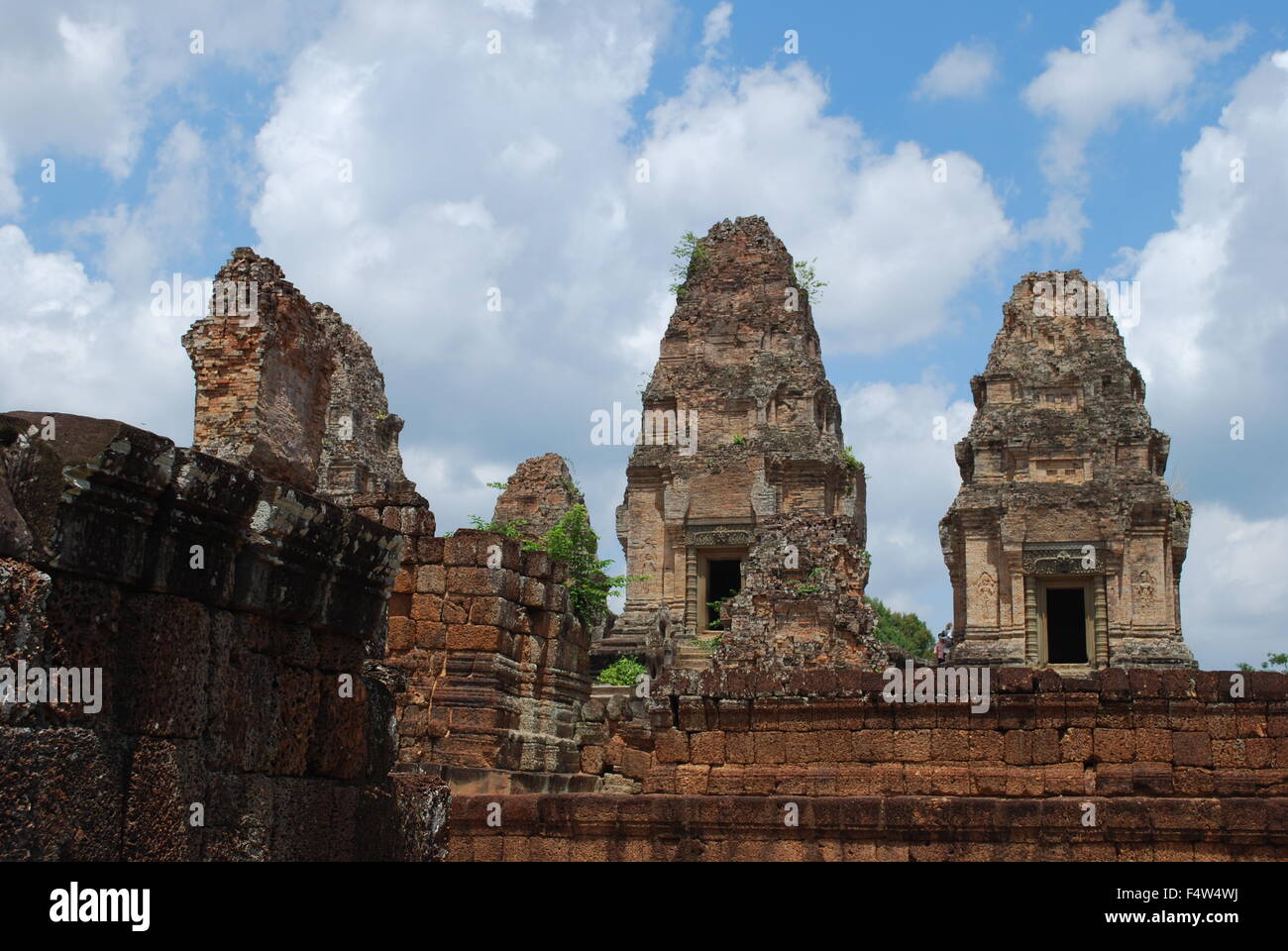 Ost-Mebon großen, dreistöckigen Tempel-Berg von fünf Türmen gekrönt. Angkor archäologischer Park, Siem Reap, Kambodscha. Stockfoto