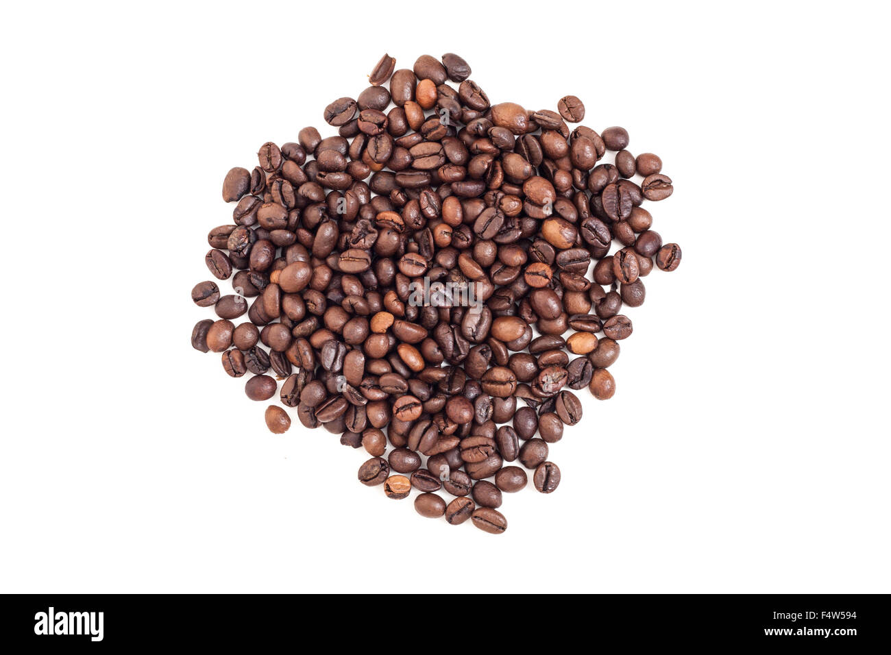 Fein geröstete Kaffeebohnen auf weißem Hintergrund Stockfoto