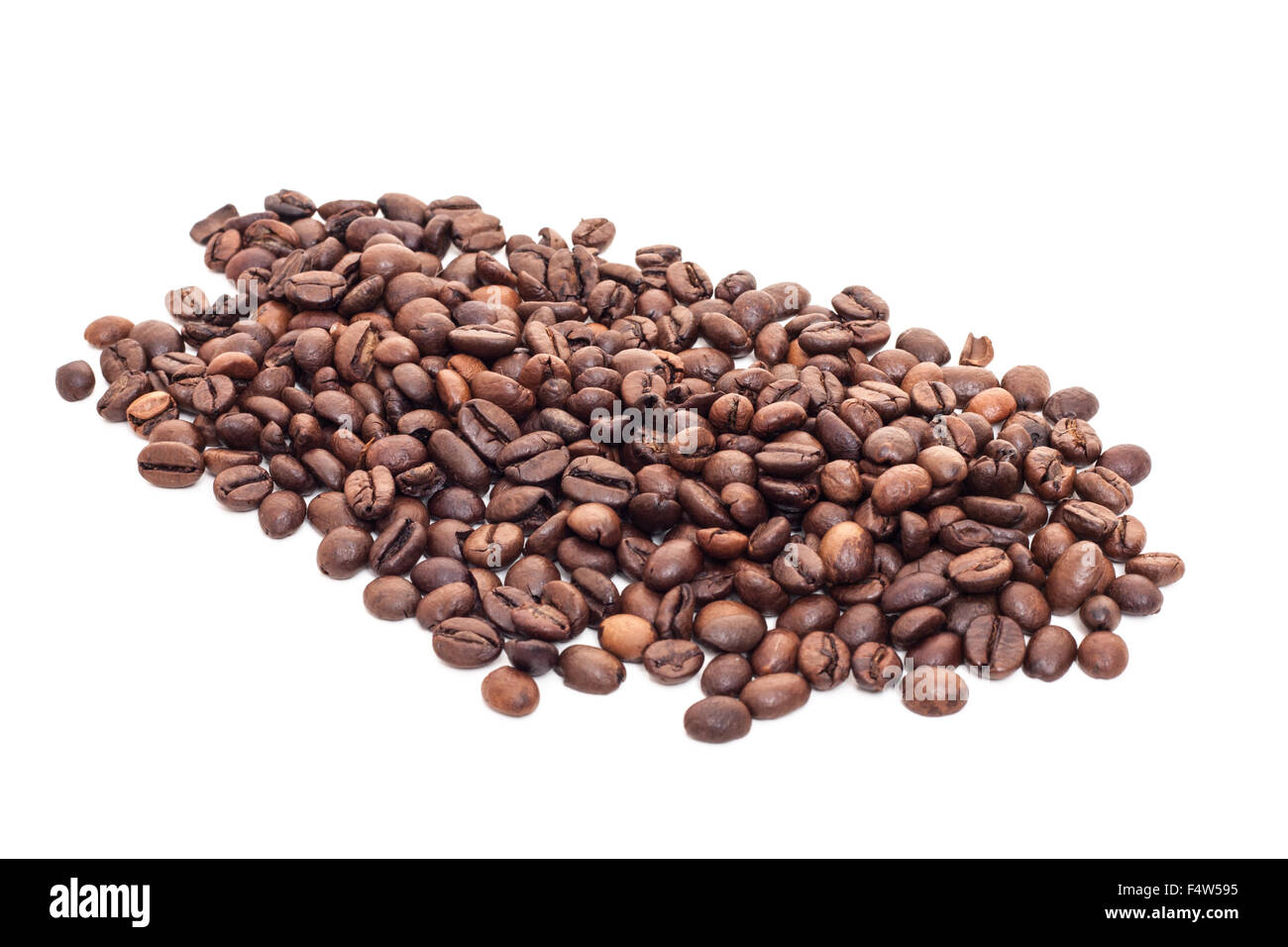 Fein geröstete Kaffeebohnen auf weißem Hintergrund Stockfoto