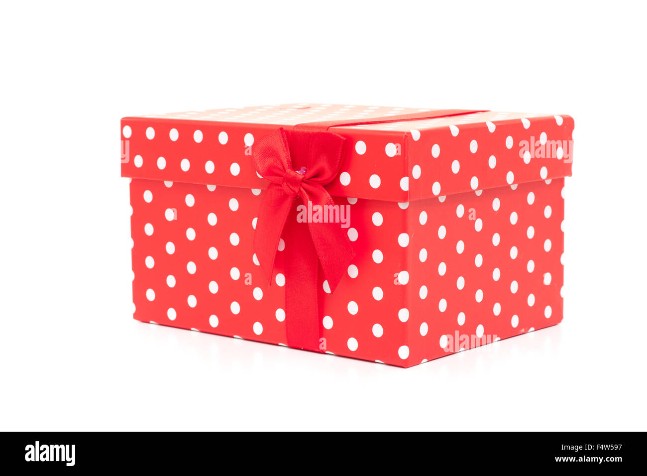 Geschenk-Box, die isoliert auf weißem Hintergrund Stockfoto