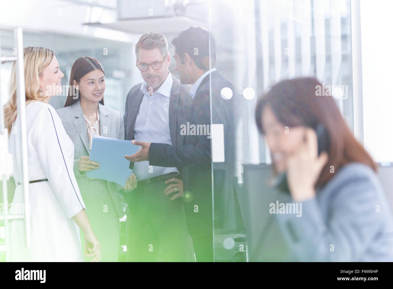 Business-Leute, die reden im Konferenzraum Stockfoto