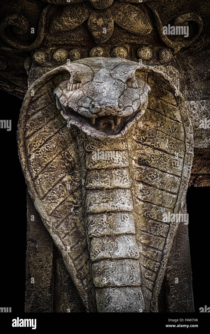 Skulptur von einer Kobra Schlange in den Fels gehauen. Stockfoto
