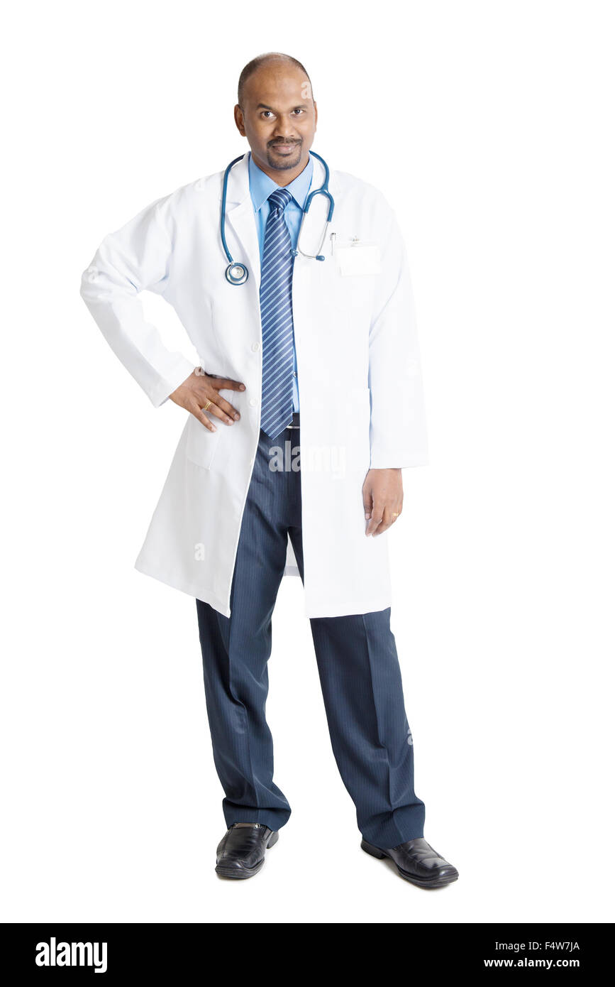 Voller Länge Reifen indischen männlichen Arzt in einheitlichen Stand isoliert auf weißem Hintergrund. Stockfoto