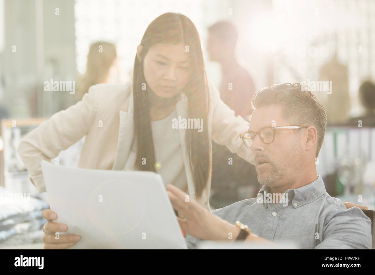 Business-Leute diskutieren Papierkram im Büro Stockfoto
