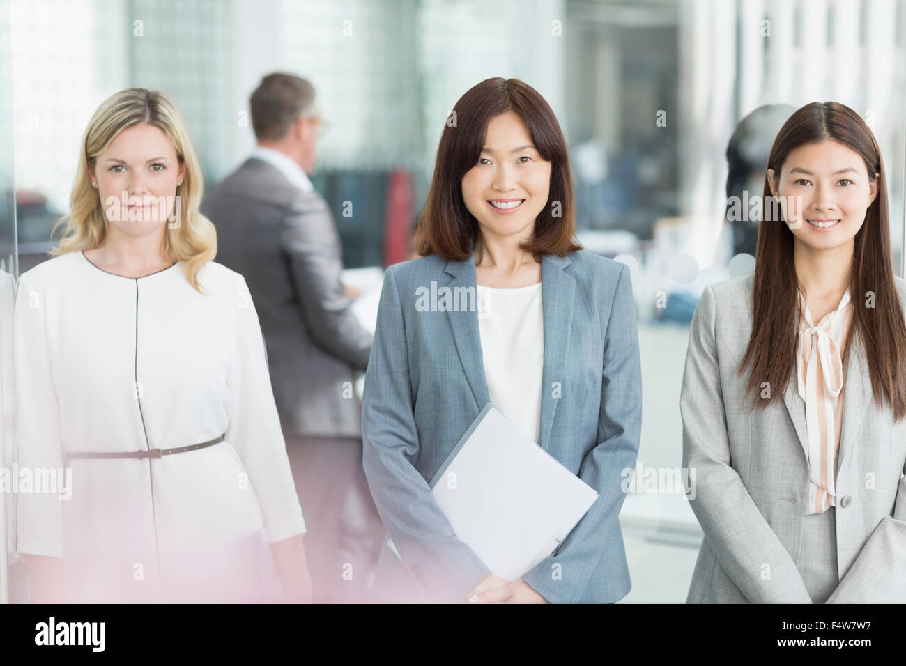 Porträt zuversichtlich Unternehmerinnen im Büro Stockfoto