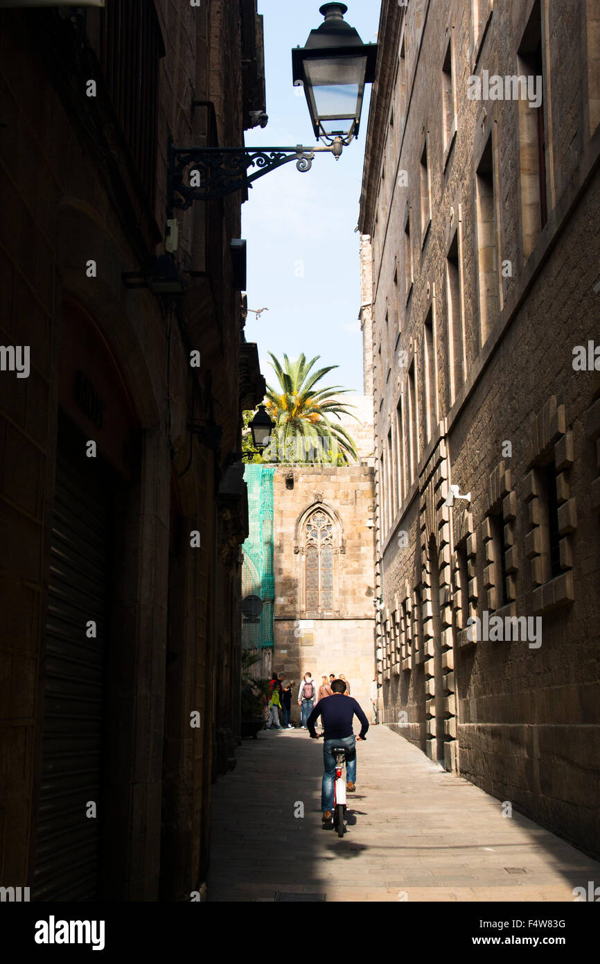 Kerl Reiten ein Fahrrad in Barcelona, Spanien Stockfoto