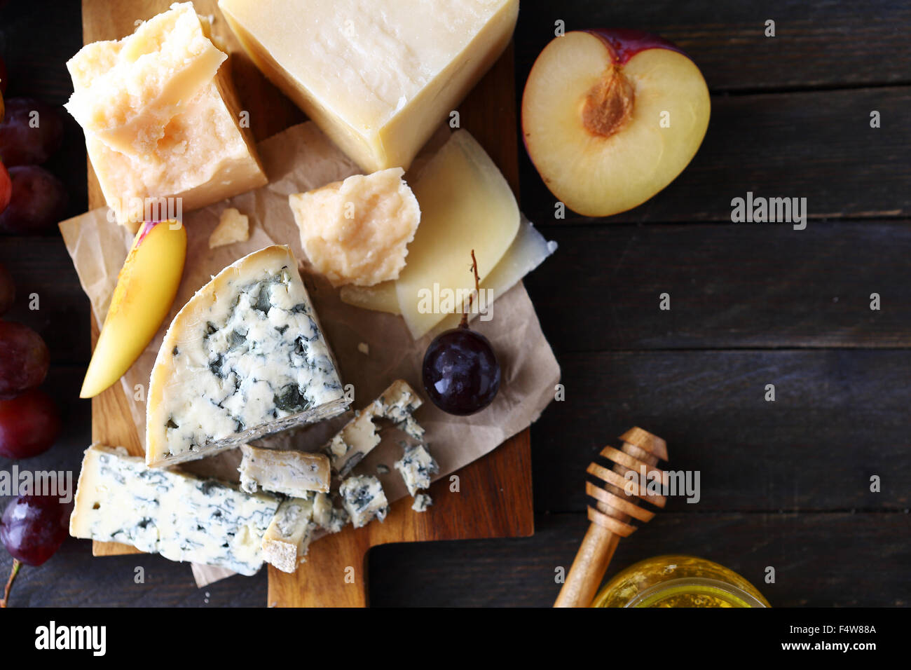 Käse mit Obst für Vorspeise, Ansicht von oben Stockfoto