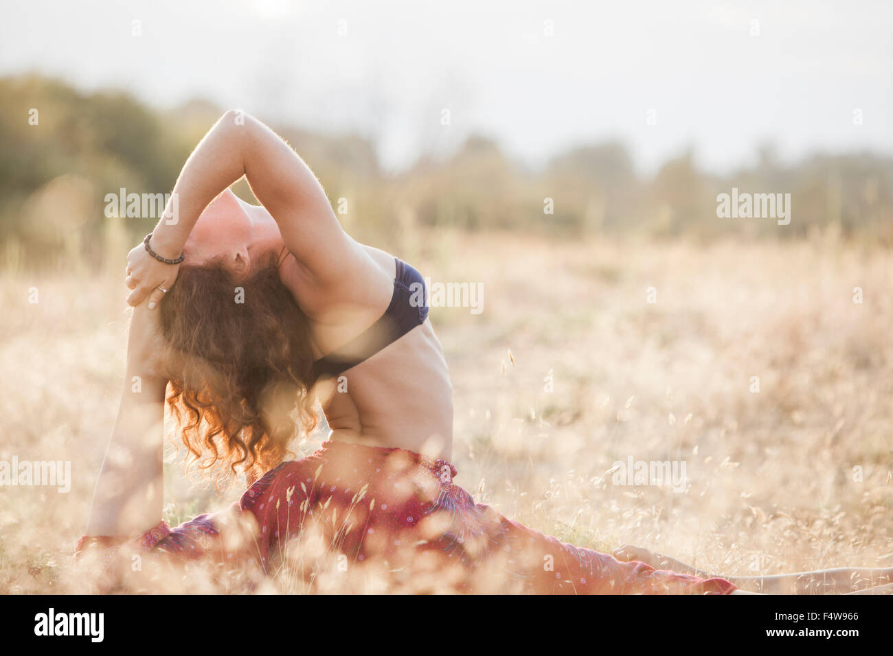 Frau in royal King Taube Yoga-Pose im ländlichen Bereich Stockfoto