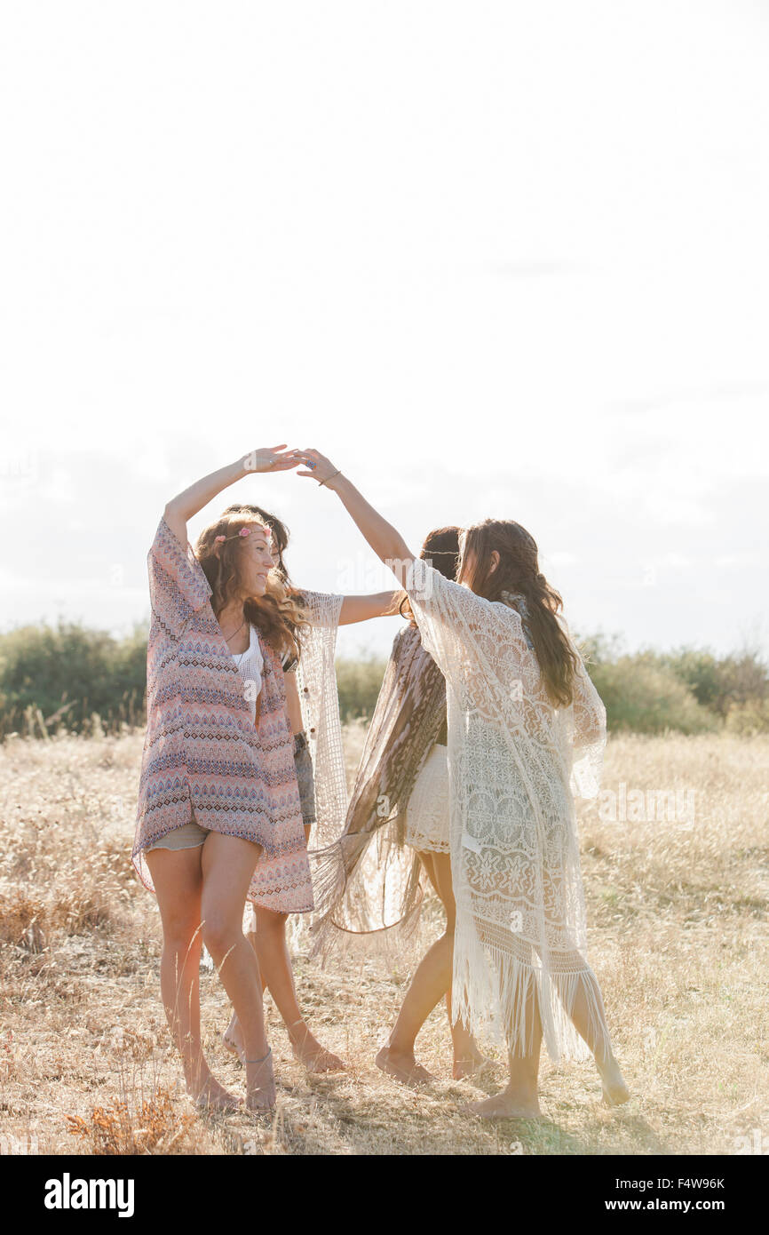 Boho Frauen tanzen im Kreis im sonnigen ländlichen Bereich Stockfoto