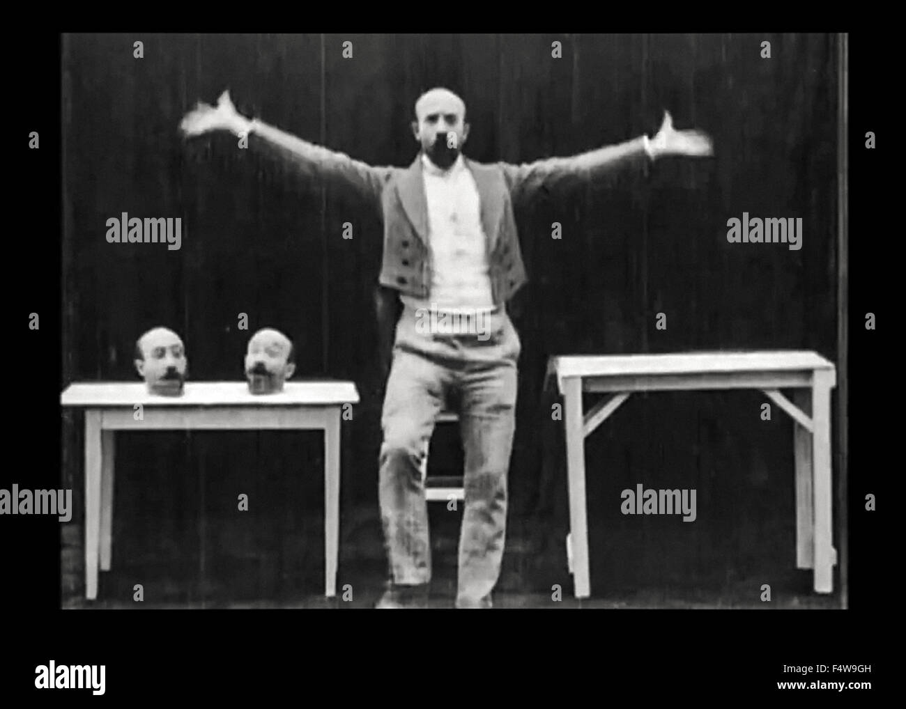 Noch aus un Homme de Têtes ("die vier lästigen Heads") Stummfilm 1898 Darsteller veröffentlicht und unter der Regie von Georges Méliès (1861-1938). In diesem kurzen Méliès experimentiert mit Spezialeffekten in der Kamera mittels Doppelbelichtung Überlagerung; es ihm ermöglicht, seinen Kopf 3 Mal entfernen und dafür dann beitreten ihm in Lied, während er ein Banjo spielt. Stockfoto
