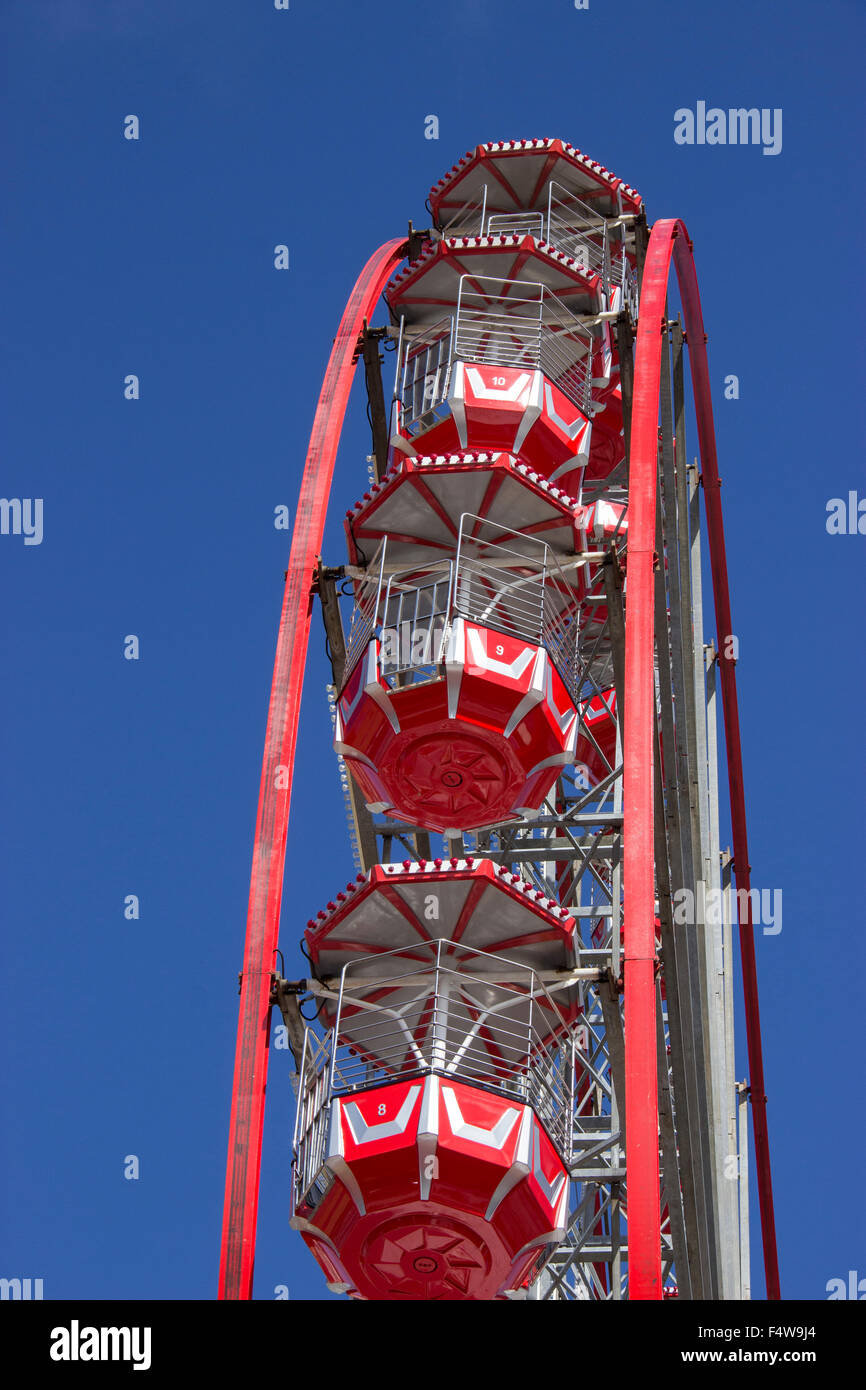 Riesenrad Kirmes Fahrt am Ebrington Square Derry Stockfoto