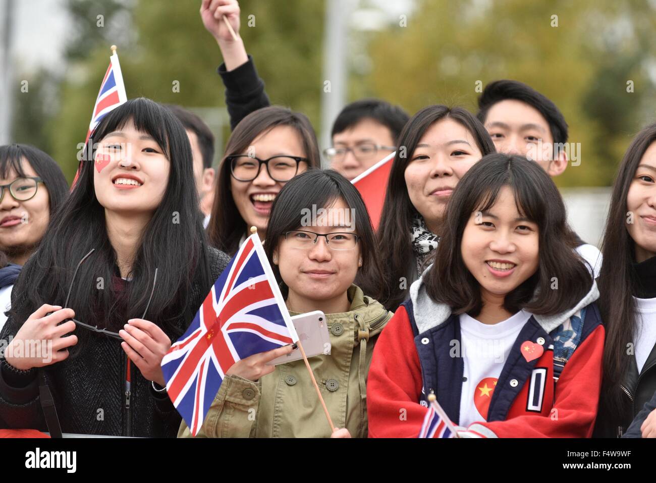 Manchester, UK. 23. Oktober 2015. Eine Gruppe von Chinesen warten auf die Ankunft der chinesischen Staatspräsidenten Xi Jinping, begleitet von seiner Frau Madame Peng Liyuan, über ihren Besuch in der Etihad Stadium, die Heimat von Manchester City Football Club, am letzten Tag seines Besuchs in England. Früh morgens hatte er das nationale Graphen-Institut an der Universität Manchester besucht. Er wird mit David Cameron, britischer Premierminister, in Manchester Town Hall Mittagessen. Nach dem Mittagessen besucht er eine Veranstaltung in Manchester Airport vor dem Heimflug. Chinesische Führer besucht Manchester UK © John Fryer/Alamy Stockfoto