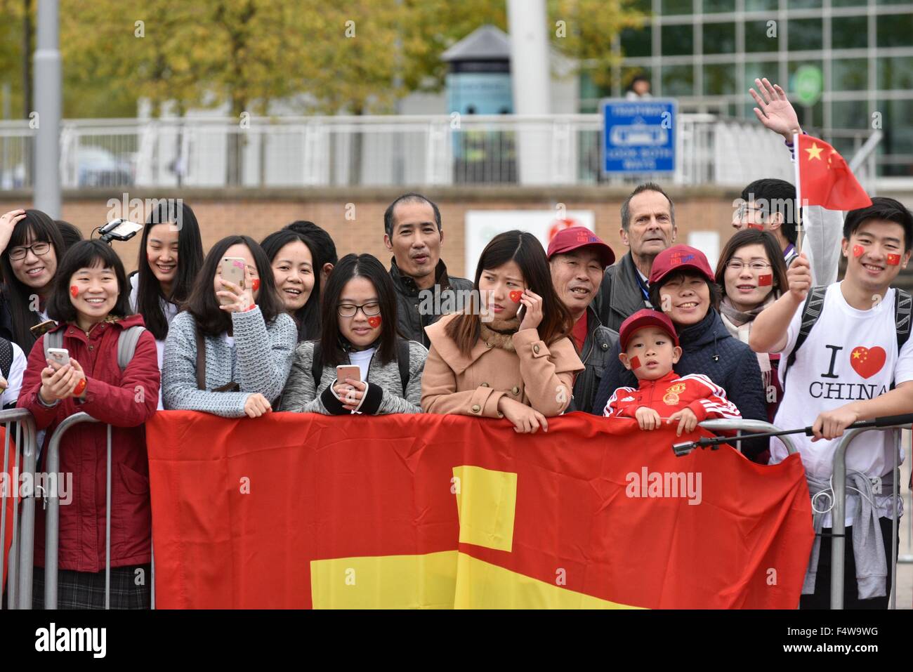Manchester, UK. 23. Oktober 2015. Eine Gruppe von Chinesen warten auf die Ankunft der chinesischen Staatspräsidenten Xi Jinping, begleitet von seiner Frau Madame Peng Liyuan, über ihren Besuch in der Etihad Stadium, die Heimat von Manchester City Football Club, am letzten Tag seines Besuchs in England. Früh morgens hatte er das nationale Graphen-Institut an der Universität Manchester besucht. Er wird mit David Cameron, britischer Premierminister, in Manchester Town Hall Mittagessen. Nach dem Mittagessen besucht er eine Veranstaltung in Manchester Airport vor dem Heimflug. Chinesische Führer besucht Manchester UK © John Fryer/Alamy Stockfoto