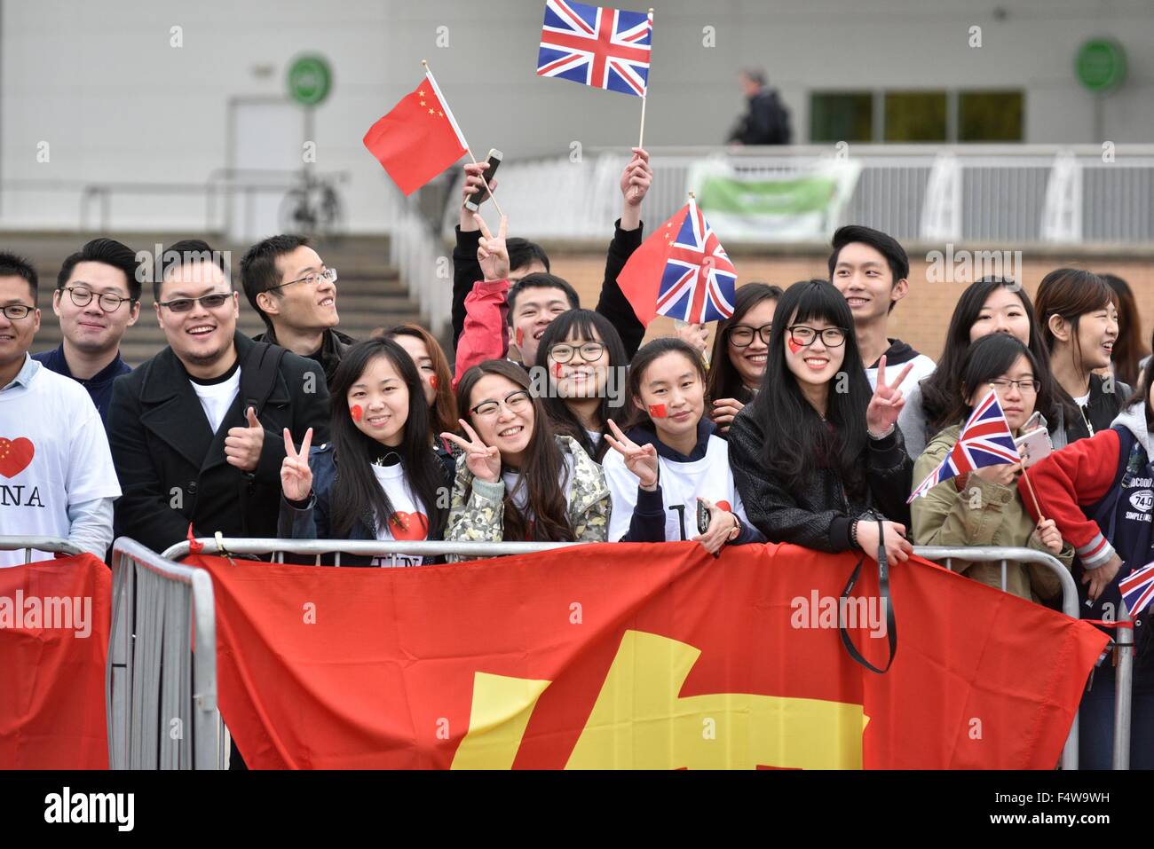 Manchester, UK. 23. Oktober 2015. Eine Gruppe von Chinesen warten auf die Ankunft der chinesischen Staatspräsidenten Xi Jinping, begleitet von seiner Frau Madame Peng Liyuan, über ihren Besuch in der Etihad Stadium, die Heimat von Manchester City Football Club, am letzten Tag seines Besuchs in England. Früh morgens hatte er das nationale Graphen-Institut an der Universität Manchester besucht. Er wird mit David Cameron, britischer Premierminister, in Manchester Town Hall Mittagessen. Nach dem Mittagessen besucht er eine Veranstaltung in Manchester Airport vor dem Heimflug. Chinesische Führer besucht Manchester UK © John Fryer/Alamy Stockfoto