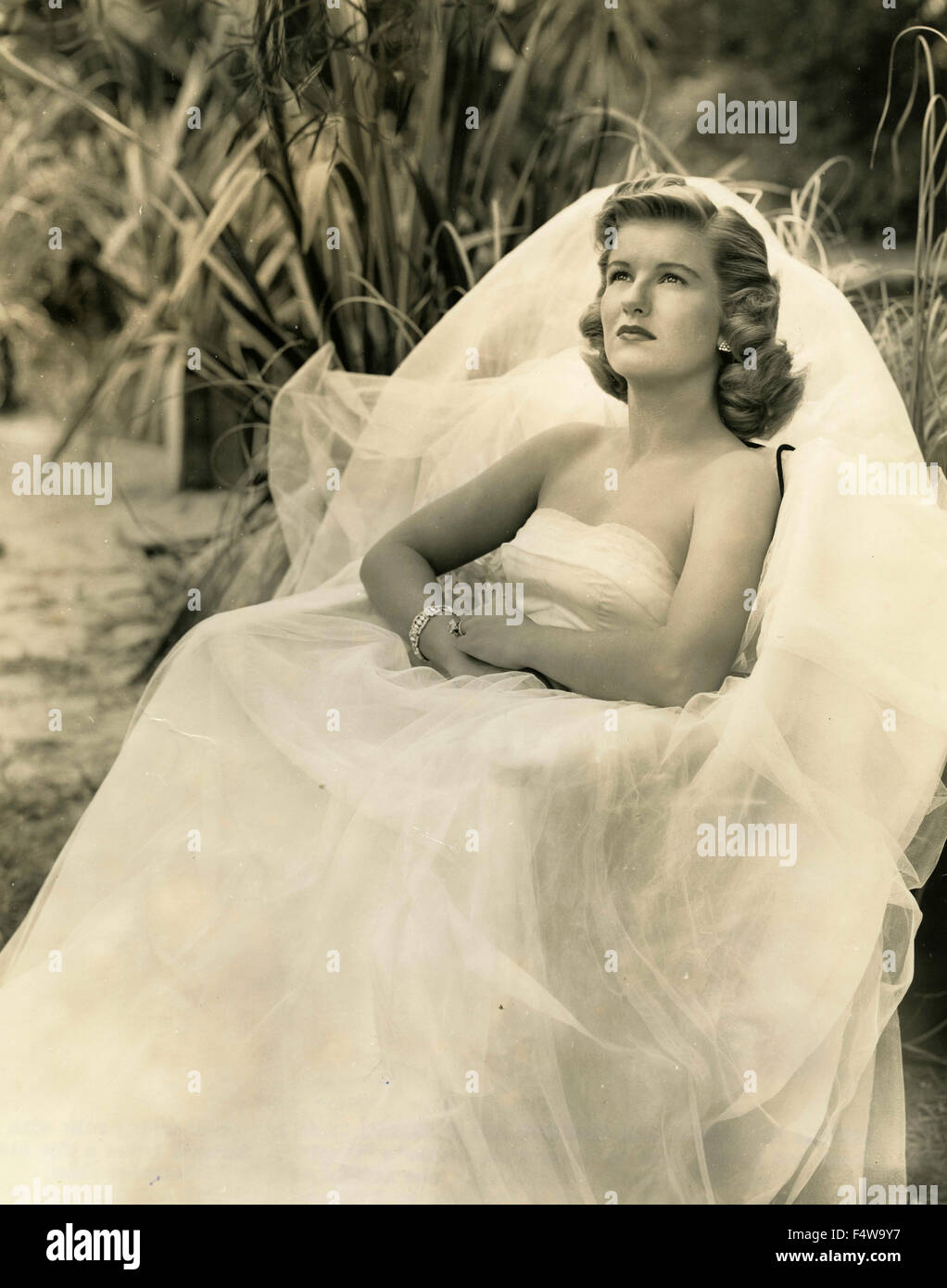 Die amerikanische Schauspielerin Barbara Bel Geddes trägt ein weißes Brautkleid Stockfoto