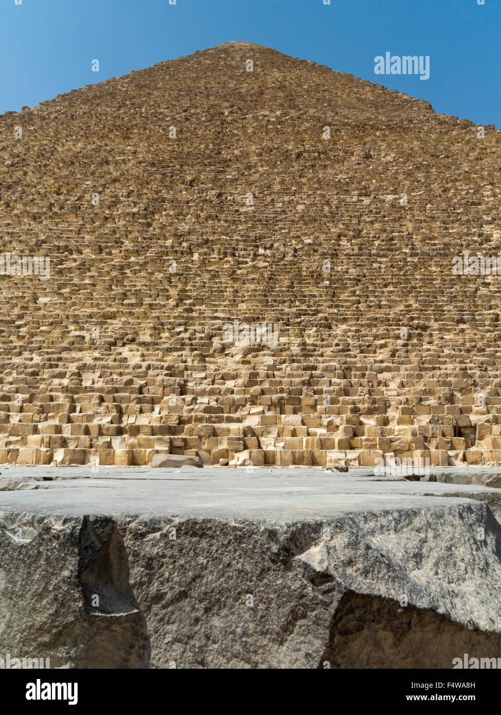 Schwarzem Basalt Pflaster führt zu der großen Pyramide von Khufu auf dem Gizeh-Plateau, die Pyramiden von Gizeh, Kairo, Ägypten Stockfoto