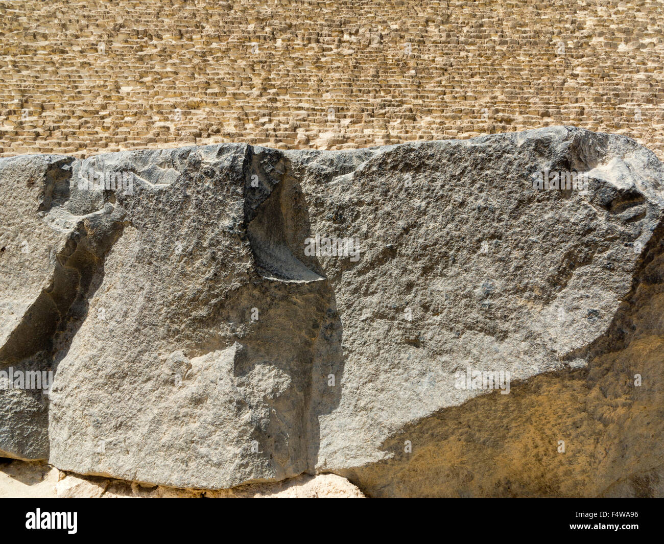 Schwarzen Basaltblöcken Pflaster führt zu der großen Pyramide von Khufu auf dem Gizeh-Plateau, die Pyramiden von Gizeh, Kairo, Ägypten Stockfoto