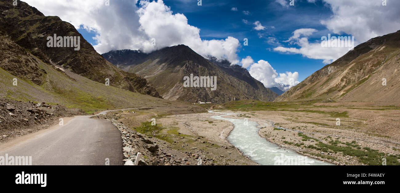 Himachal Pradesh, Indien, Lahaul und Spiti, Jispa, Manali-Leh Landstraße im Tal des Flusses Bhag (Bhaga) Stockfoto