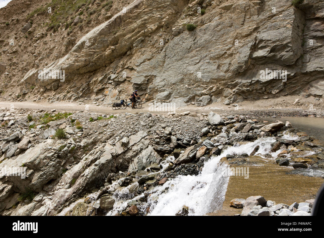 Indien, Himachal Pradesh, Lahaul und Spiti, Darcha, westlichen Radfahrer mit Tandem vor Kreuzung Stream anhalten Stockfoto