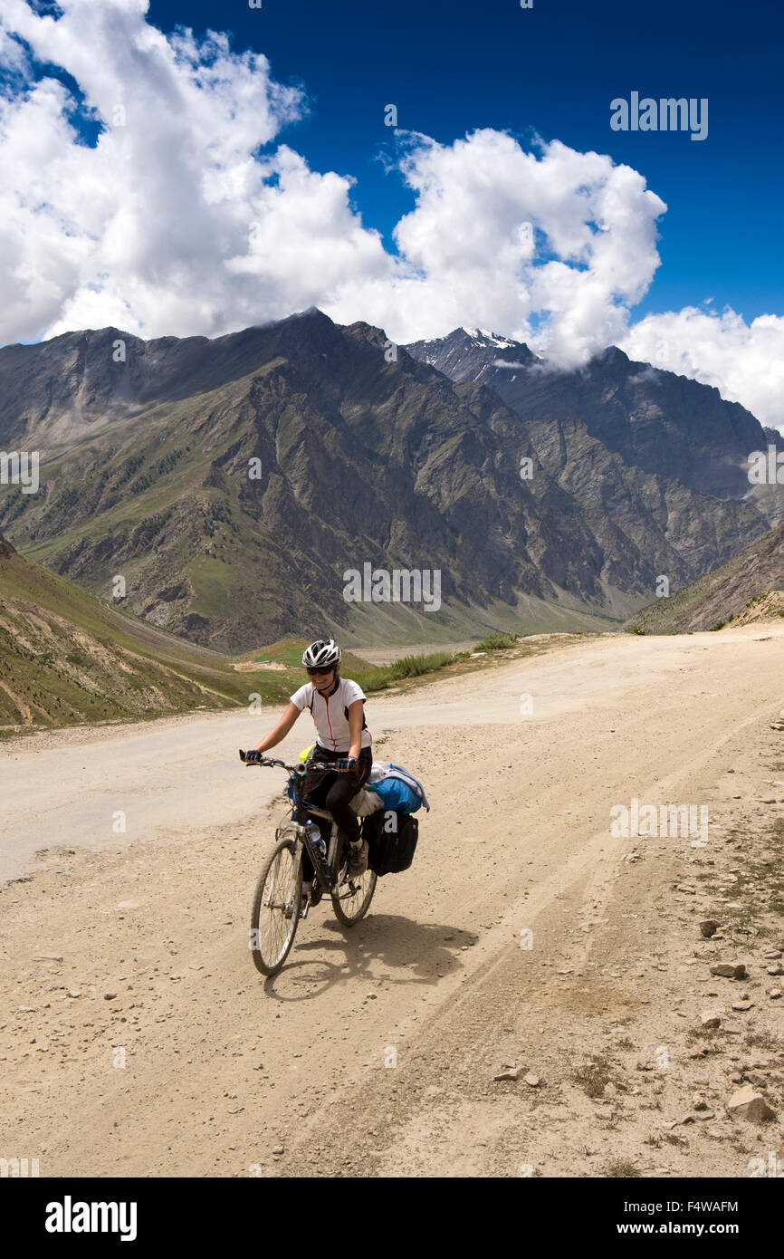 Himachal Pradesh, Indien, Lahaul und Spiti, Darcha, solo weiblichen Radfahrer auf Manali-Leh Highway aber Berge Stockfoto