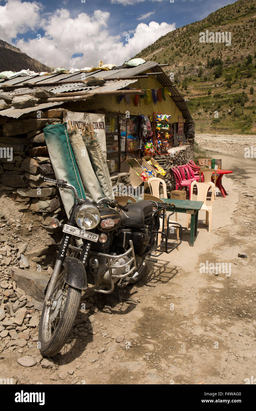 Himachal Pradesh, Indien, Lahaul und Spiti, Darcha, Royal Enfield Bullet Motorrad außerhalb Straßencafé Stockfoto