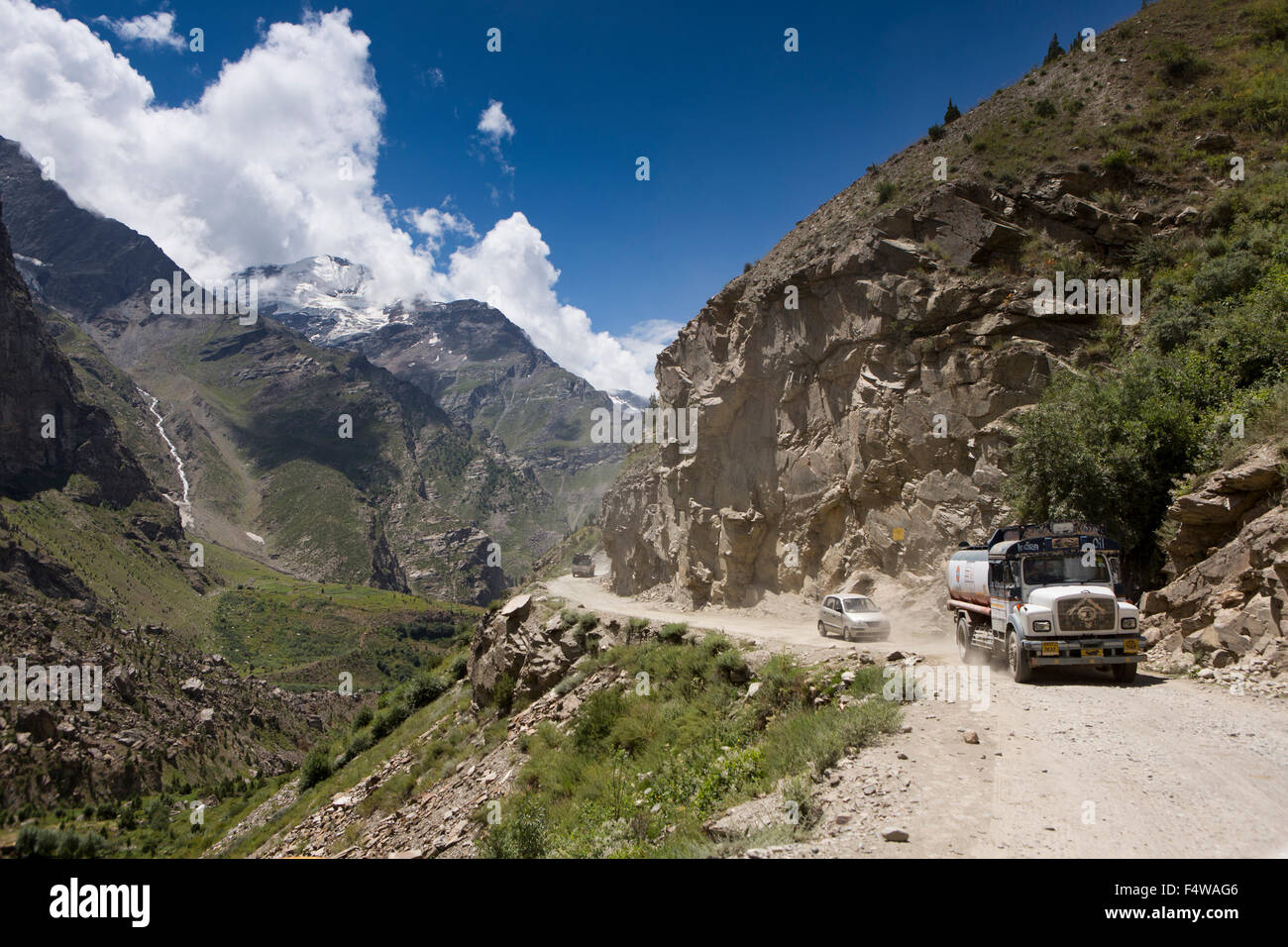 Himachal Pradesh, Indien, Lahaul und Spiti, Darcha, Verkehr auf schmale Bergstrecke der Manali-Leh highway Stockfoto