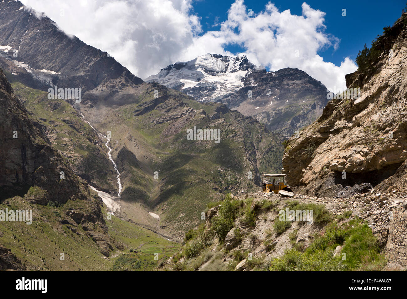 Himachal Pradesh, Indien, Lahaul und Spiti, Darcha, schmale Bergstrecke der Manali-Leh Highway durch Felsen geschnitten Stockfoto