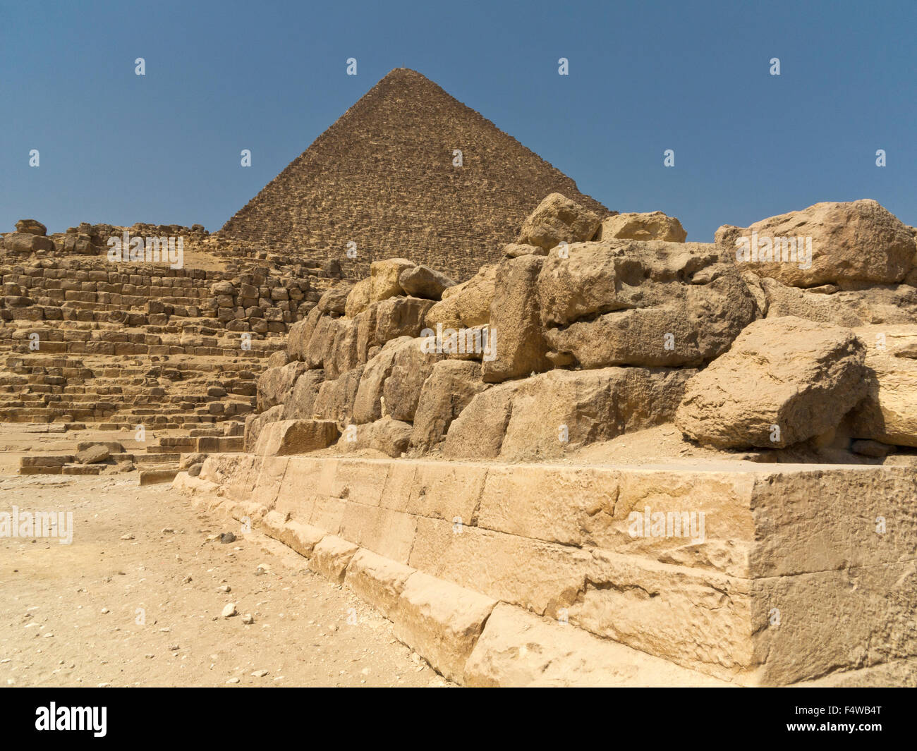 Blick auf die Pyramide von Khufu auf dem Gizeh-Plateau, gesehen aus dem Bereich der Mastaba die Pyramiden von Gizeh, Kairo, Ägypten Stockfoto