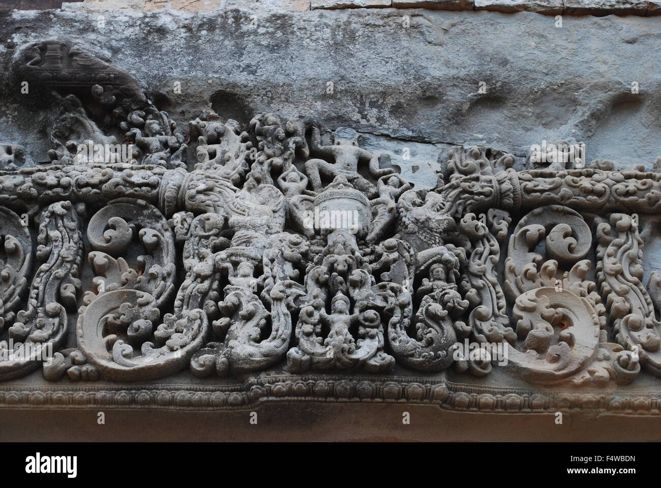 Elefantenkopf, Gottheiten und aufwendigen Schnitzereien auf einem Tempel am Pre Rup, The East Baray, Siem Reap, Kambodscha Stockfoto