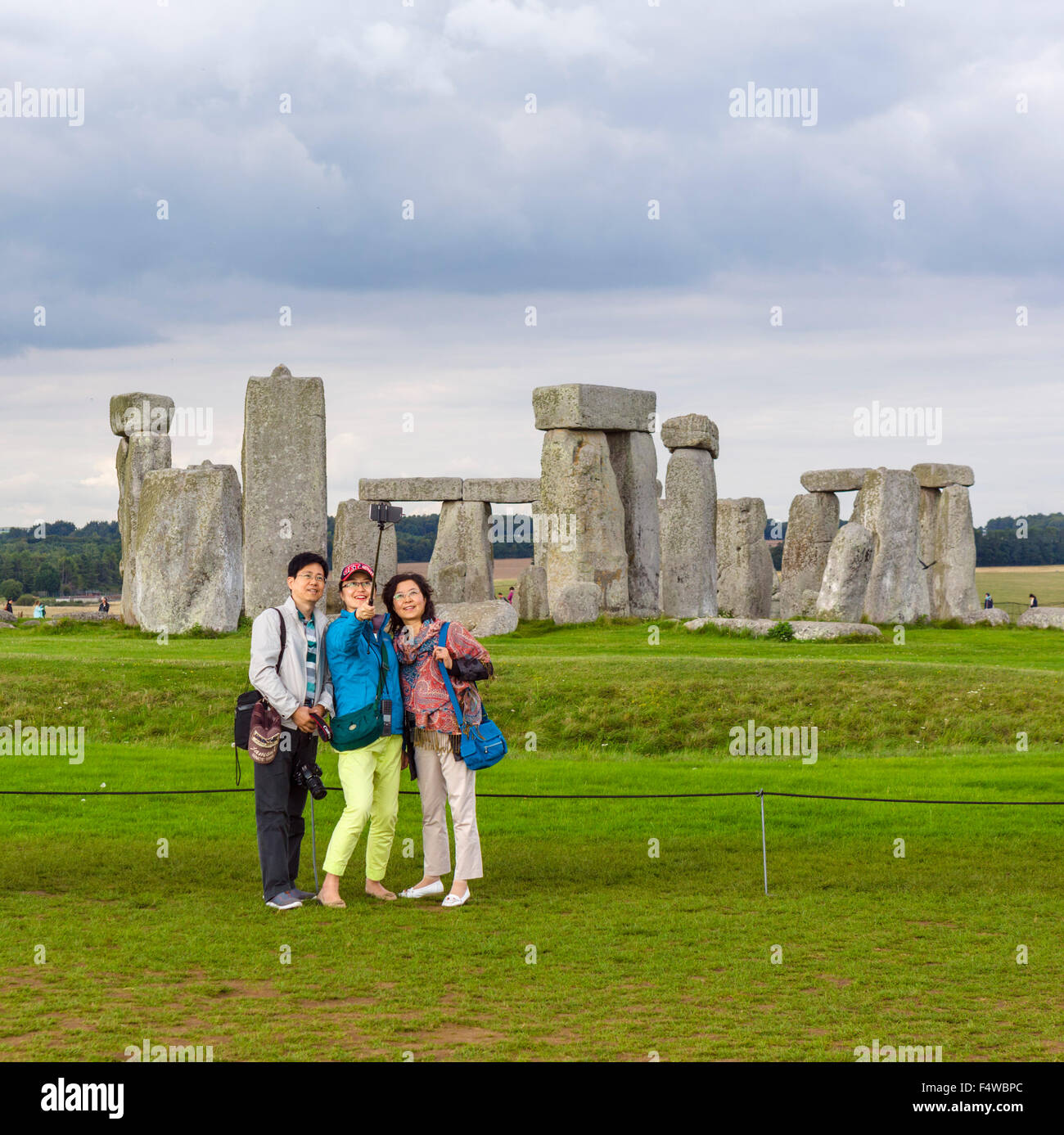 Touristen nehmen ein Selbstporträt in Stonehenge, in der Nähe von Amesbury, Wiltshire, England, UK Stockfoto