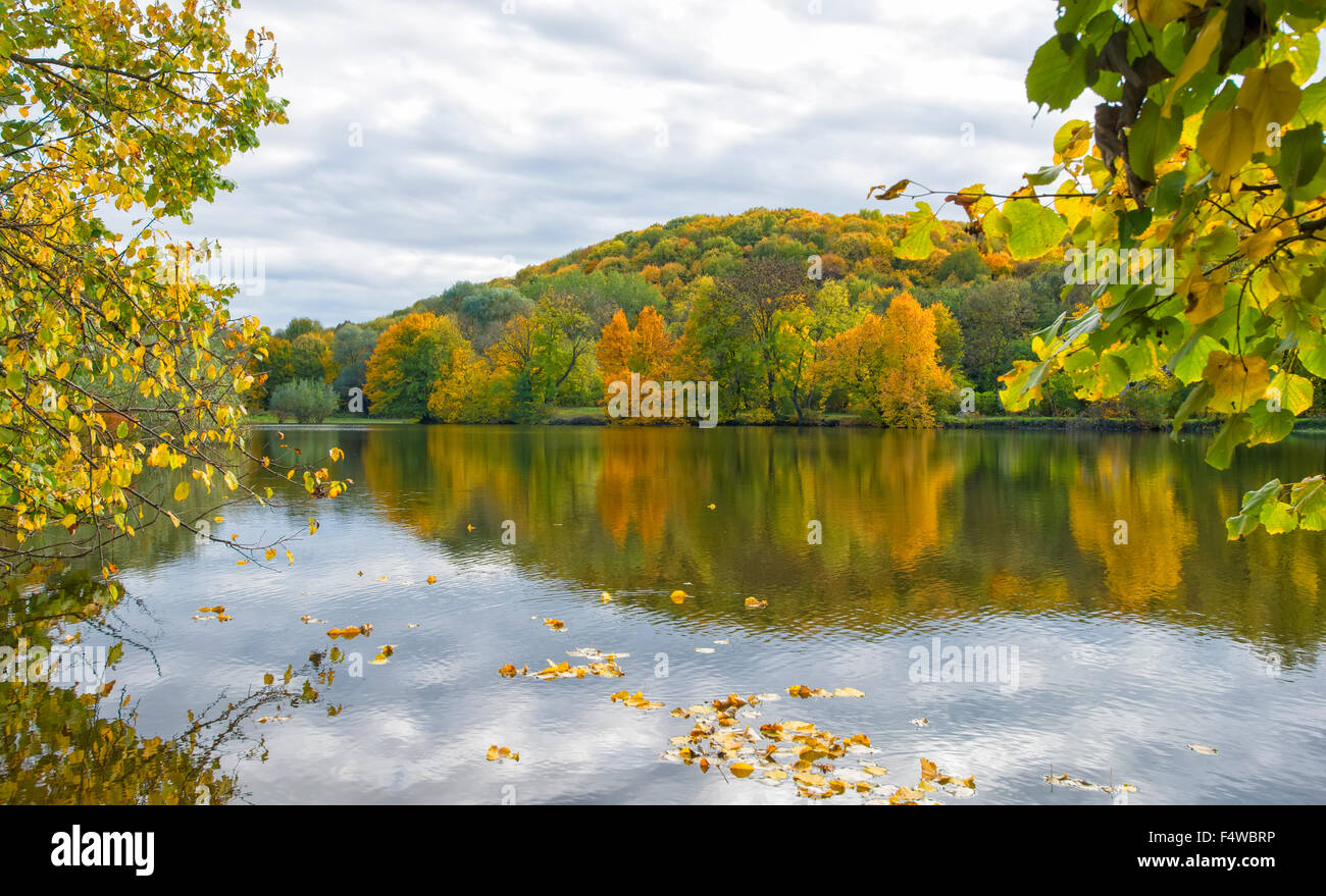 am Ufer eines Sees im Herbst Stockfoto