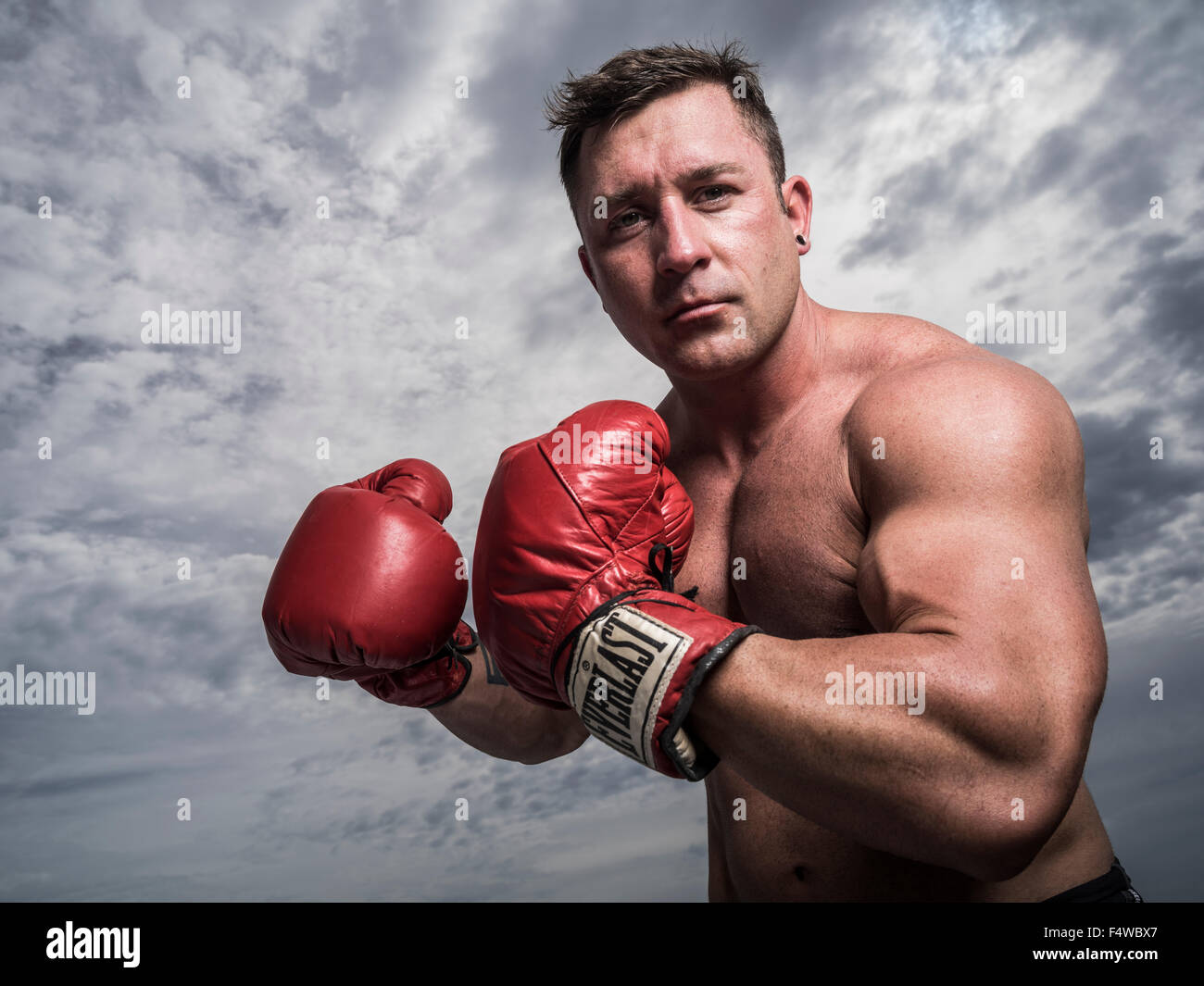 Boxer mit klassischen roten Everlast Boxhandschuhe gegen Himmel Stockfoto