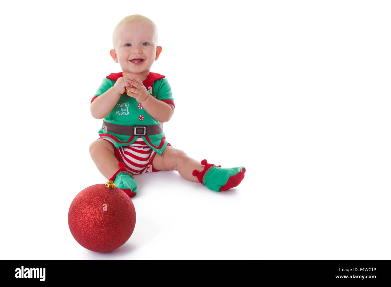 Kleinen Jungen gekleidet in Elf Kostüm, spielen auf dem Boden. Stockfoto