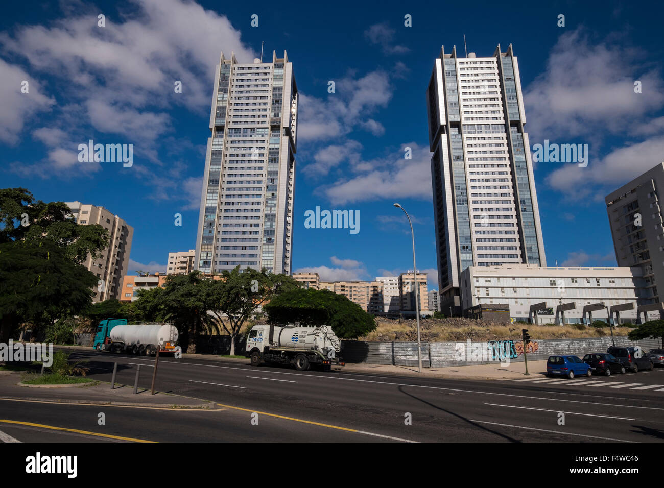 Zwei high-Rise Wohnblöcke in Santa Cruz, Teneriffa, Kanarische Inseln, Spanien. Stockfoto