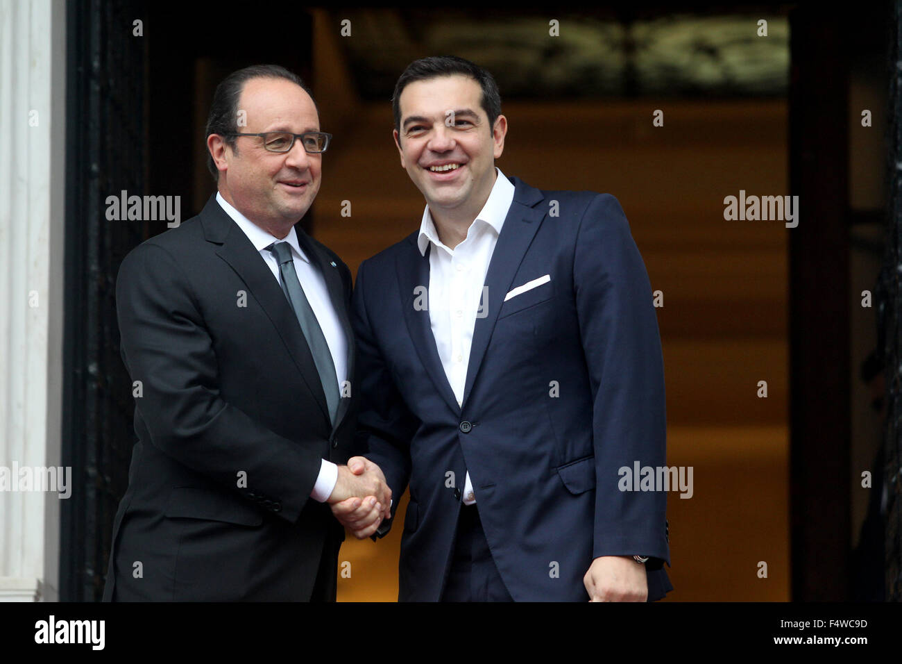 Athen, Griechenland. 23. Oktober 2015. Greek Prime Minister Alexis Tsipras (R) schüttelt die Hand mit dem französischen Präsidenten Francois Hollande an Maximos Villa vor ihrer Sitzung in Athen, 23. Oktober 2015. Französische Präsident Francois Hollande begann einen zweitägigen offiziellen Besuch in Griechenland am Donnerstag, eine klare Botschaft der Unterstützung der Bemühungen, das Land aus der sechsjährigen Schuldenkrise und wieder auf den Weg zu wirtschaftlichem Wachstum zu ziehen zum Ausdruck zu bringen. Bildnachweis: Marios Lolos/Xinhua/Alamy Live-Nachrichten Stockfoto