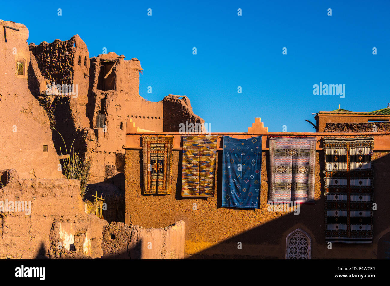 Teppiche auf einer Wand in Ouarzazate, Draa-Tal in der Nähe von Marrakesch Marokko angezeigt Stockfoto
