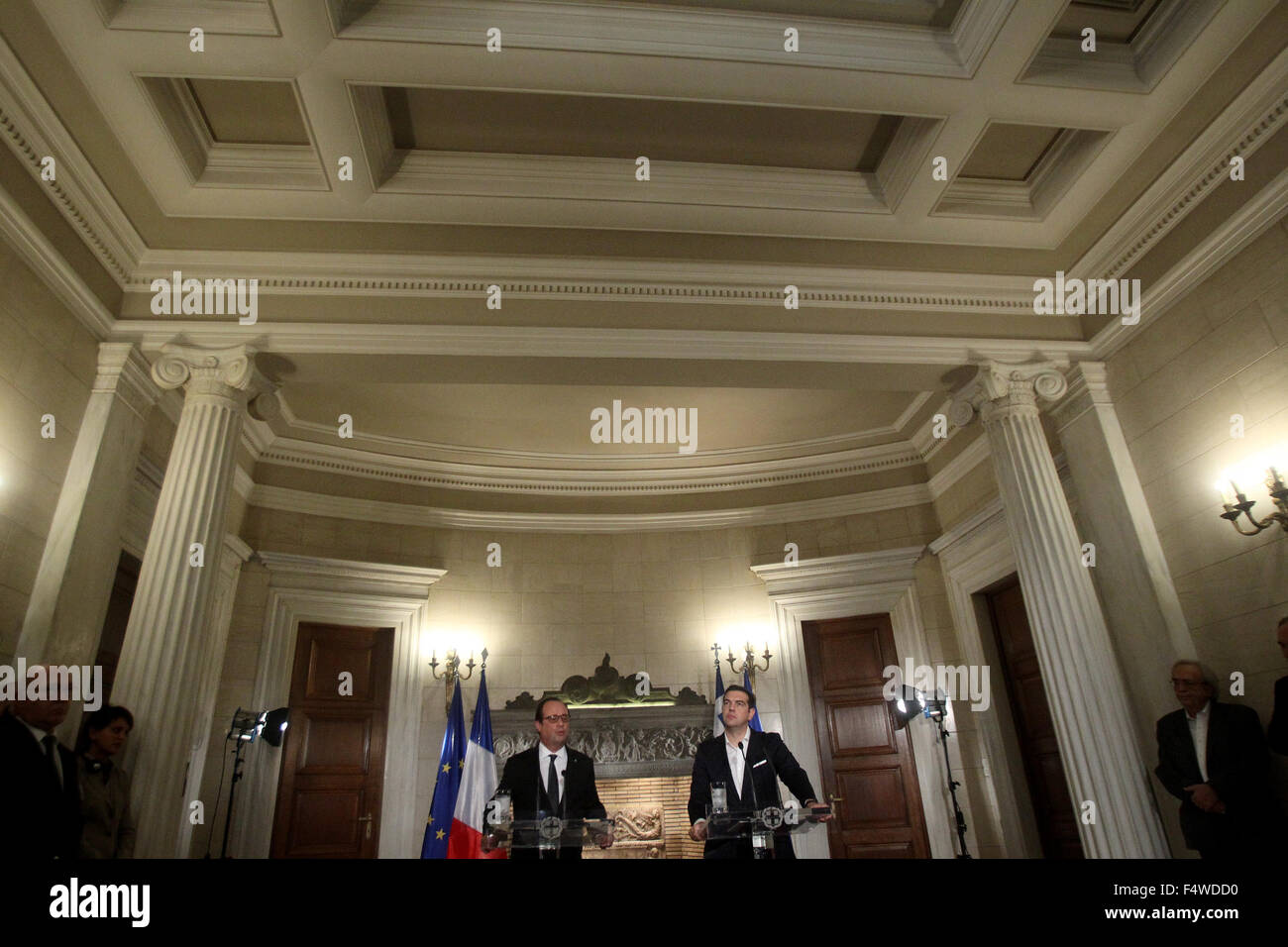 Athen, Griechenland. 23. Oktober 2015. Greek Prime Minister Alexis Tsipras (R) und der französische Präsident Francois Hollande besuchen eine Pressekonferenz am Maximos Villa in Athen, Griechenland, 23. Oktober 2015. Der französische Präsident Francois Hollande begann die zweite und Finaltag von seinem offiziellen Besuch hier am Freitag in Bekräftigung Frankreichs starke Unterstützung Griechenlands Reform, zu fahren, die Schuldenkrise zu überwinden und Beginn der Gespräche über einen Schuldenerlass hinweisend, nachdem die Griechen Rettungsaktion Verpflichtungen zu erfüllen. Bildnachweis: Marios Lolos/Xinhua/Alamy Live-Nachrichten Stockfoto