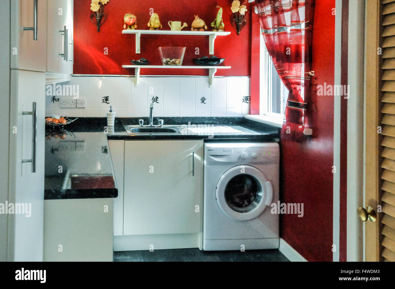 Waschmaschine und Waschbecken in eine Waschküche des Hauses Stockfoto