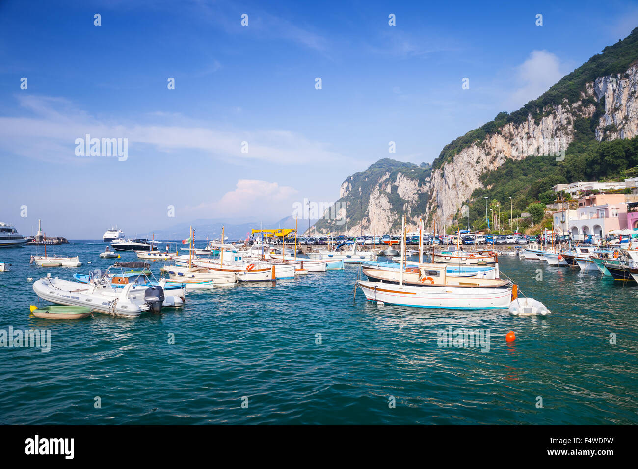 Hafen von Capri Insel, Italien. Bunte Häuser und festgemachten Boote Stockfoto