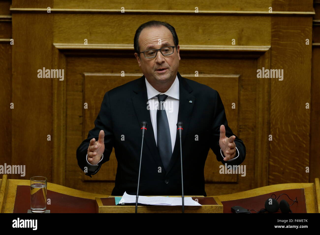 Athen, Griechenland. 23. Oktober 2015. Der französische Präsident Francois Hollande hält eine Rede, die Gesetzgeber im griechischen Parlament in Athen, Griechenland, 23. Oktober 2015. Der französische Präsident Francois Hollande begann die zweite und Finaltag von seinem offiziellen Besuch hier am Freitag in Bekräftigung Frankreichs starke Unterstützung Griechenlands Reform, zu fahren, die Schuldenkrise zu überwinden und Beginn der Gespräche über einen Schuldenerlass hinweisend, nachdem die Griechen Rettungsaktion Verpflichtungen zu erfüllen. Bildnachweis: Pool/Thanassis Stavrakis/Xinhua/Alamy Live-Nachrichten Stockfoto