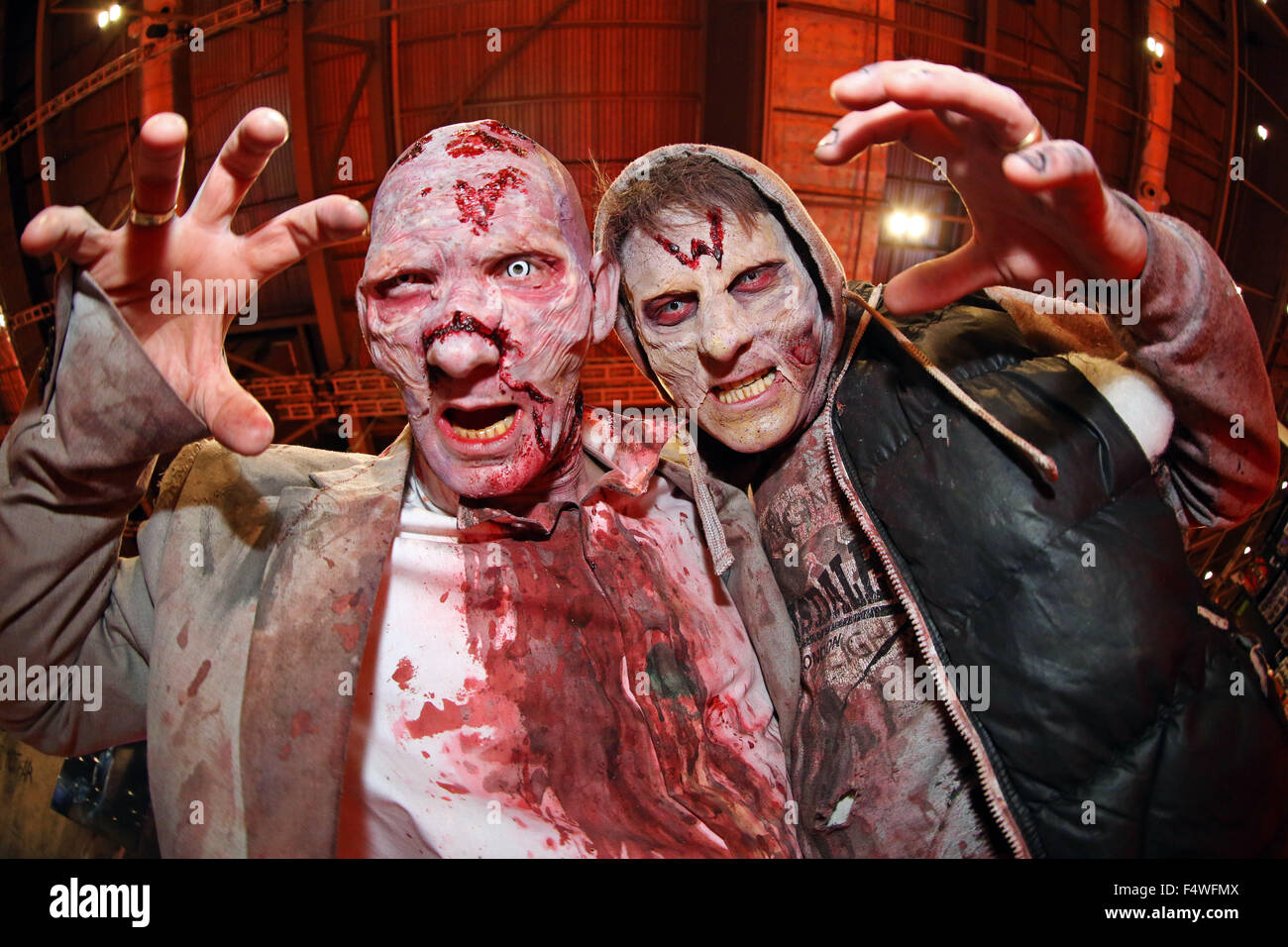 London, UK. 23. Oktober 2015. Zombies der Walking Dead TV-Show dringen MCM London Comic Con in Excel London. Bildnachweis: Paul Brown/Alamy Live-Nachrichten Stockfoto